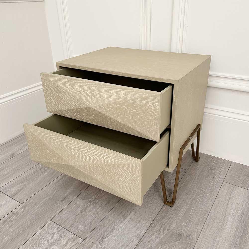 Stolik nocny HIGHLAND fornir dębowy z mosiądzem Eichholtz Eye on Design