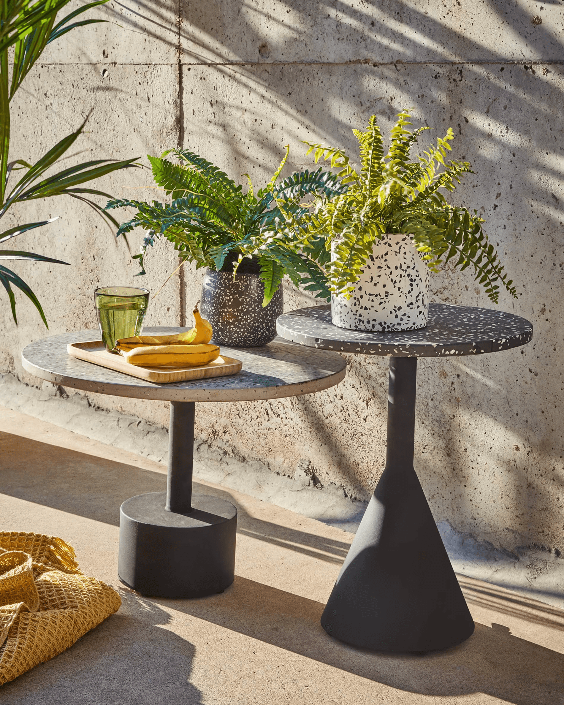 Stolik pomocniczy ogrodowy DELANO czarny La Forma Eye on Design
