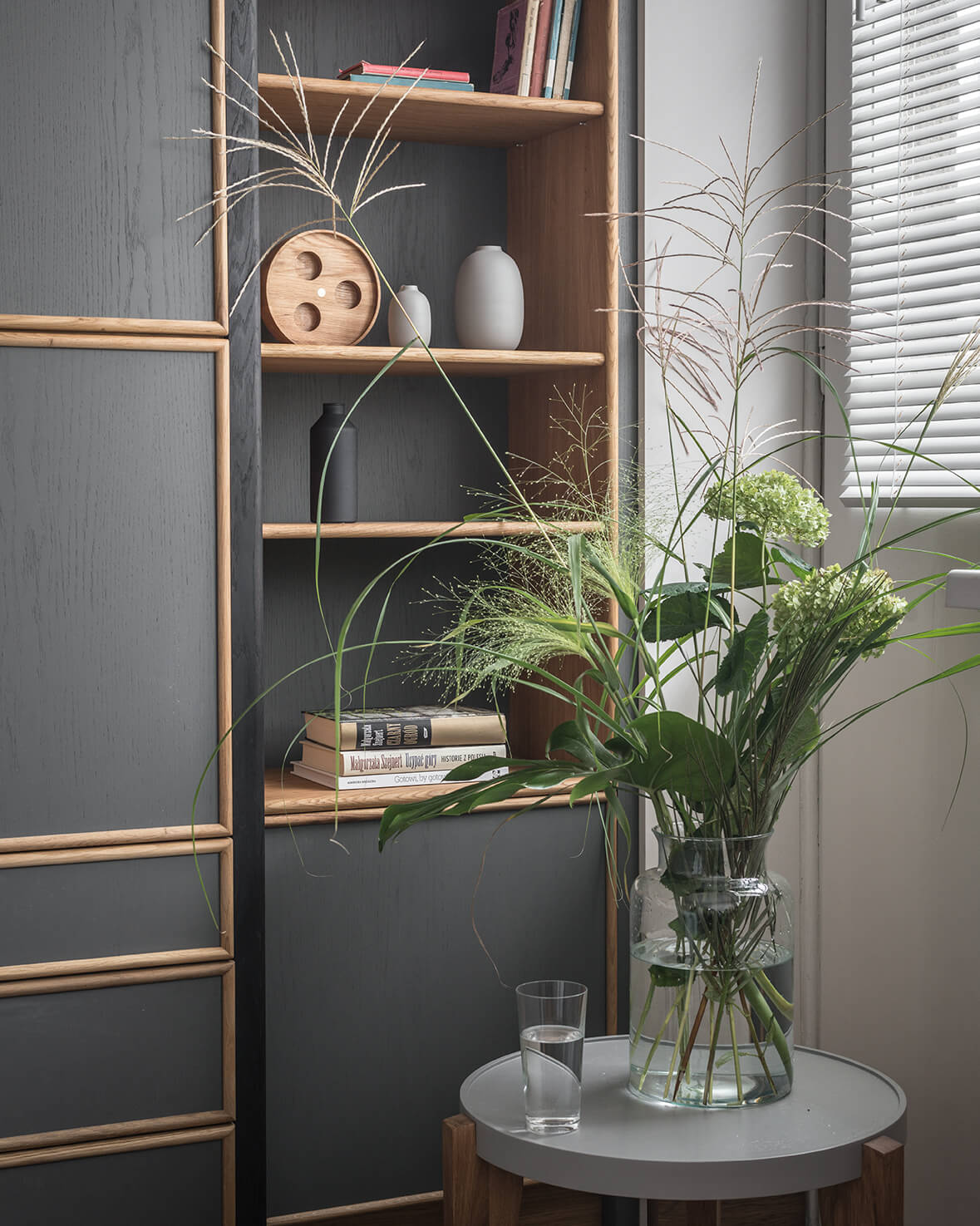 Tisch BONTRI graue Platte mit Holzuntergestell