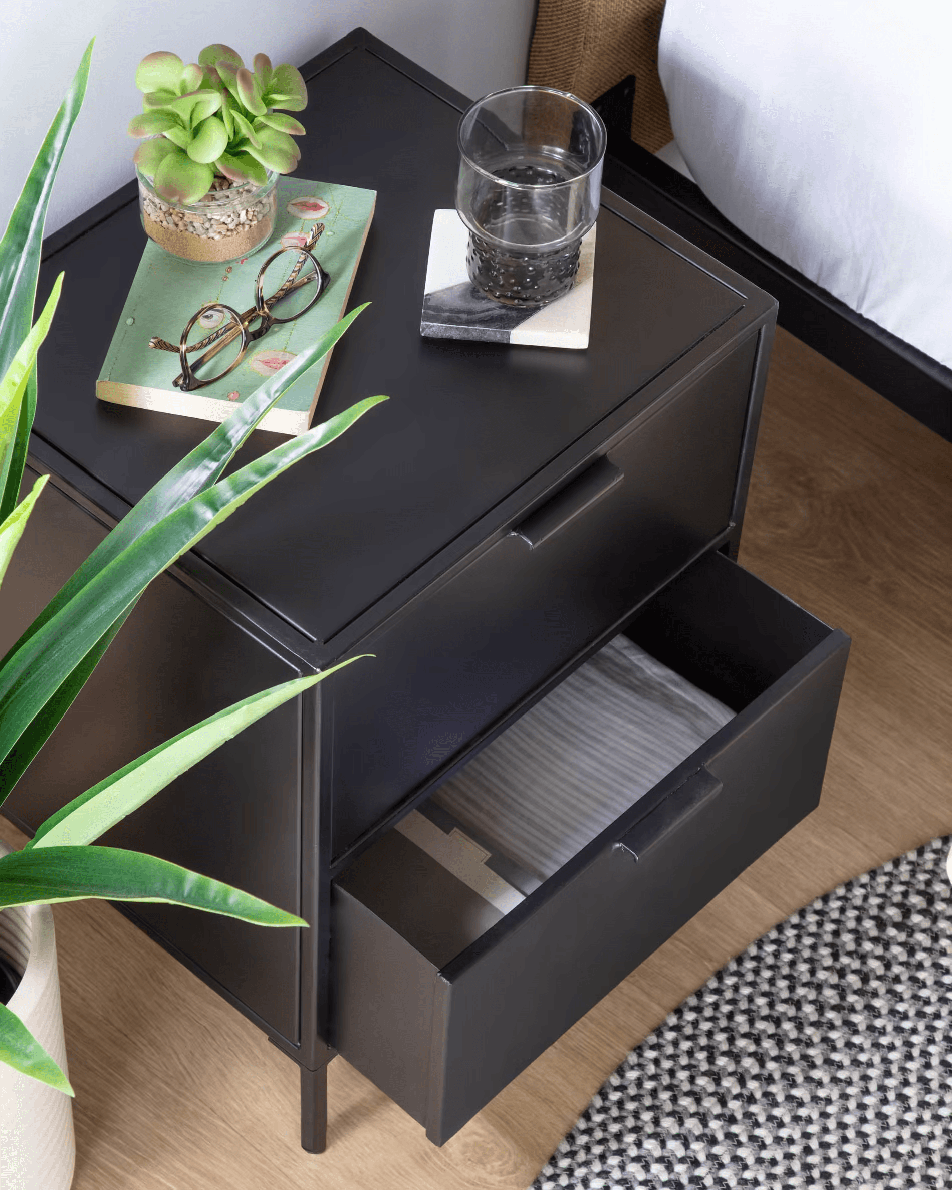Szafka nocna SHANTAY czarny – Kave Home