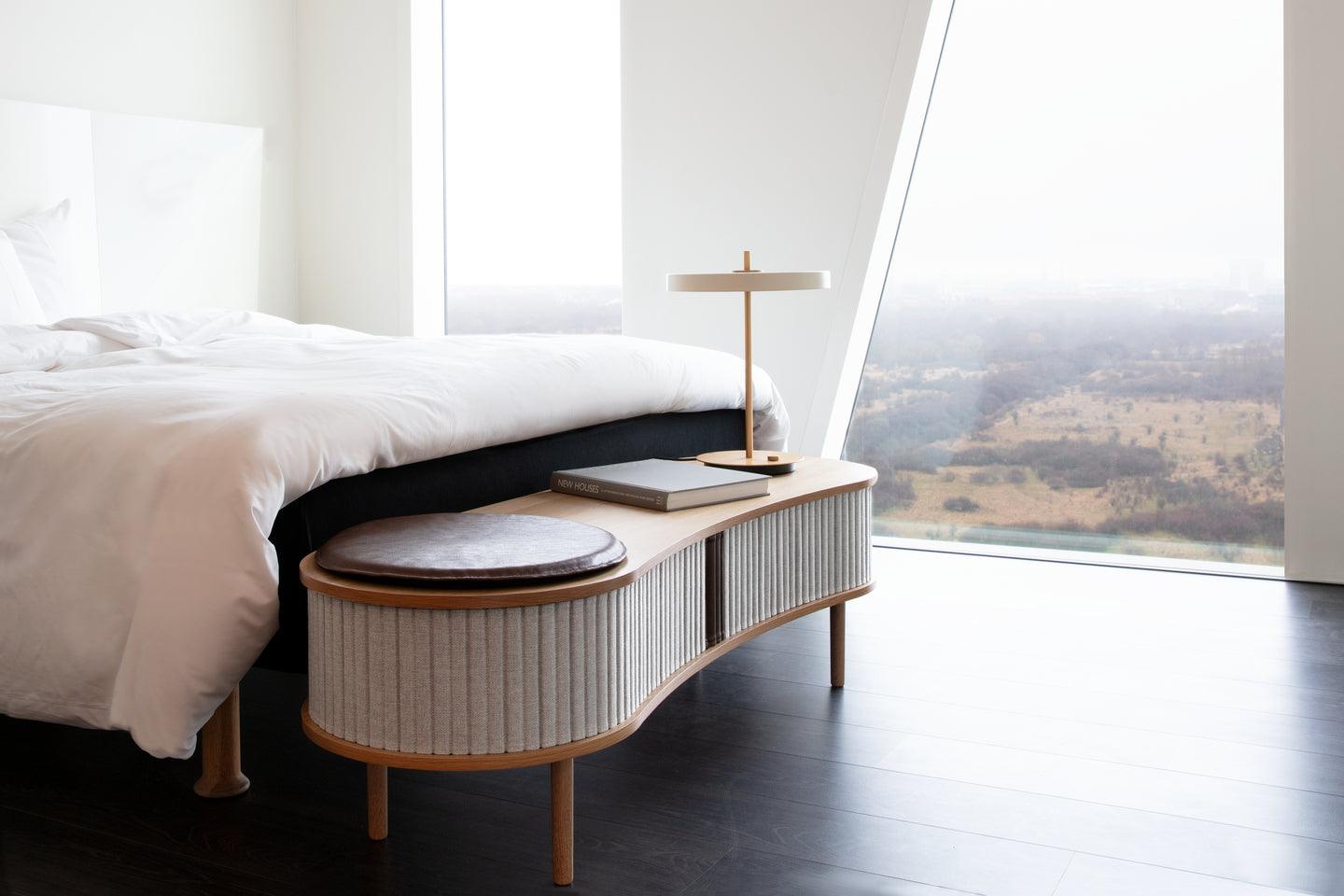 Szafka RTV AUDACIOUS beżowy z dębem UMAGE Eye on Design