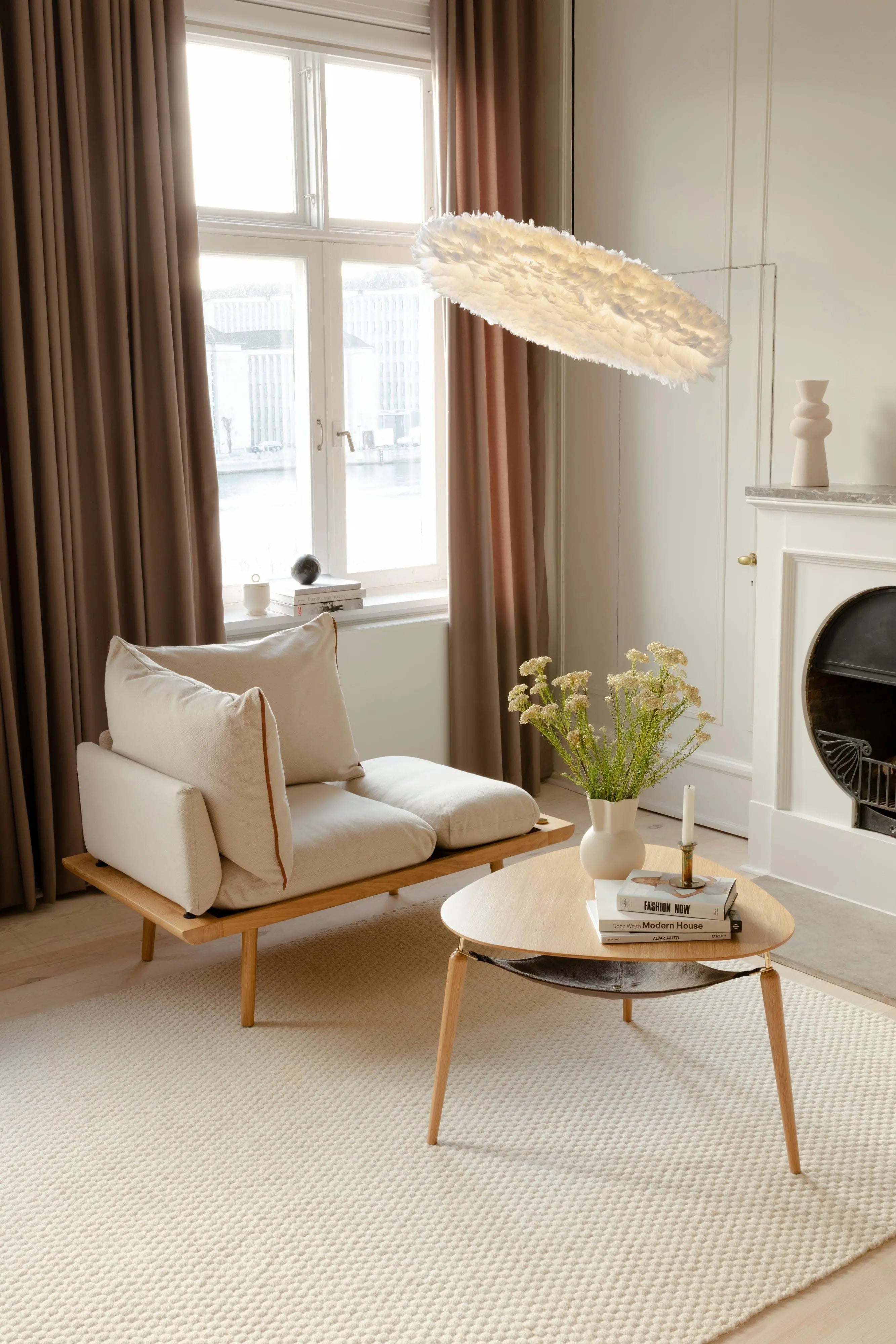 Szezlong LOUNGE AROUND baby blue z ciemno dębową podstawą – Umage