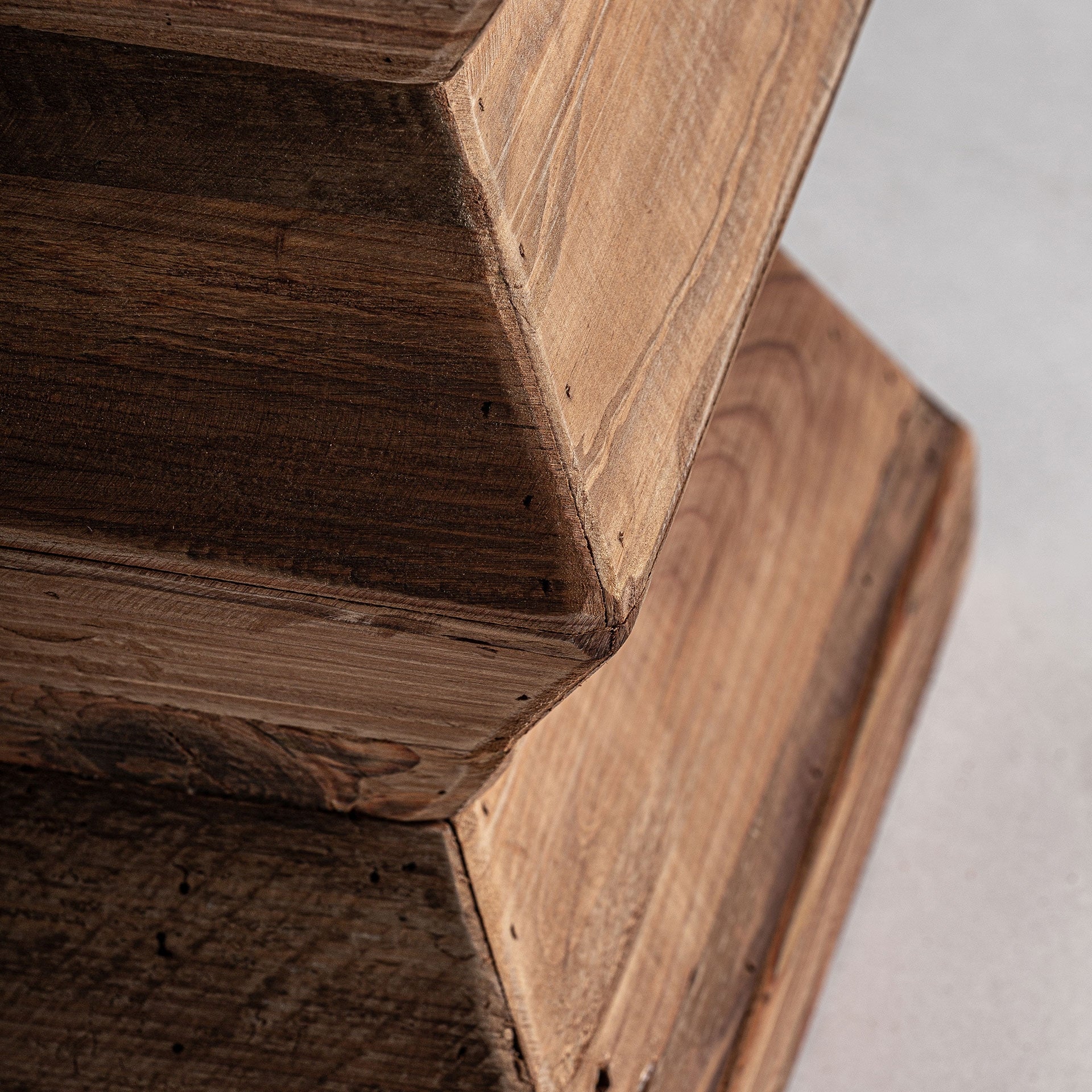 Hocker BREIVE aus recyceltem Kiefernholz