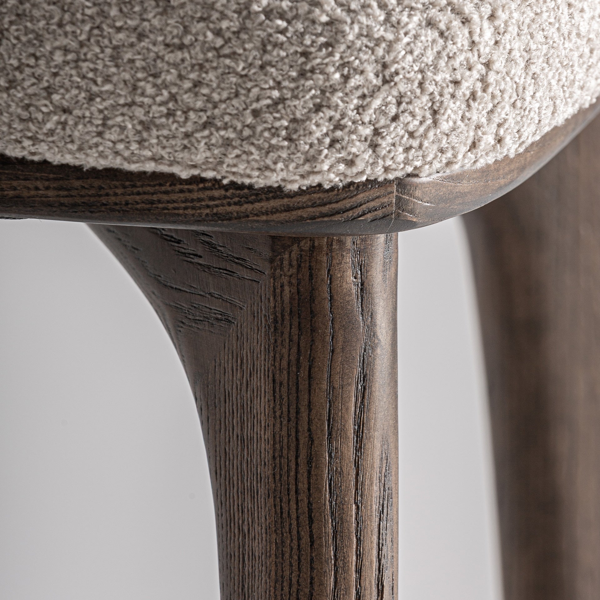 Hocker ZEMST beige mit Eschenbasis