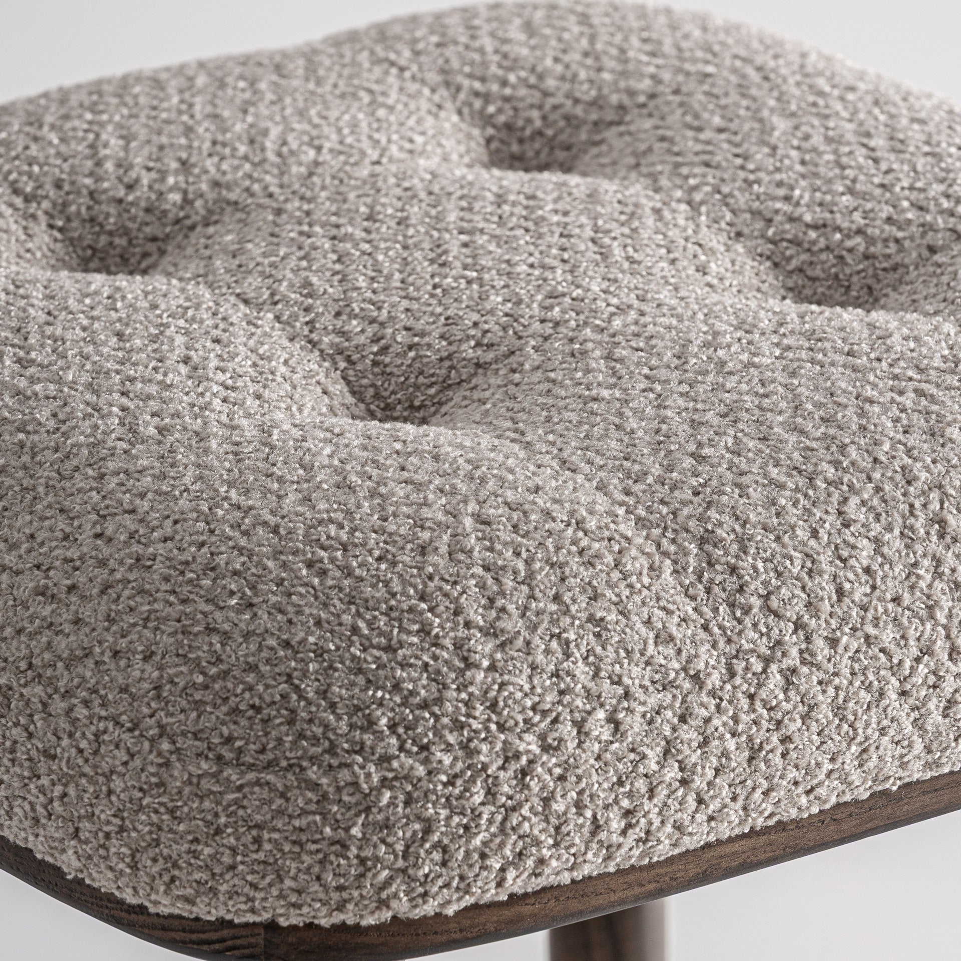 Hocker ZEMST beige mit Eschenbasis