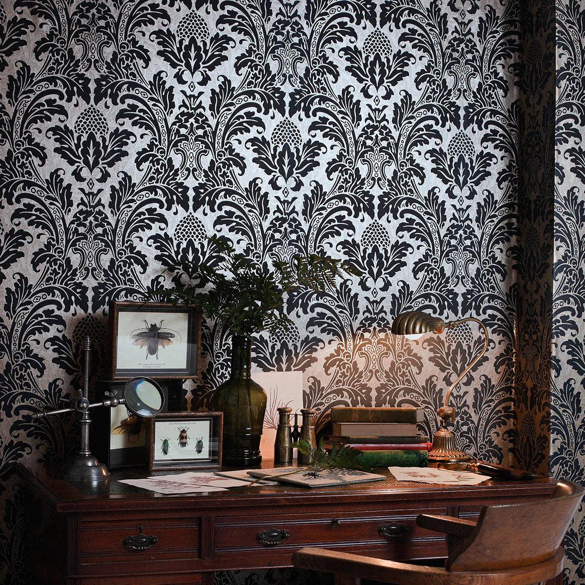 Metalltapete mit Ornamenten ALBEMARLE - Blake Weiß auf metallic Silber
