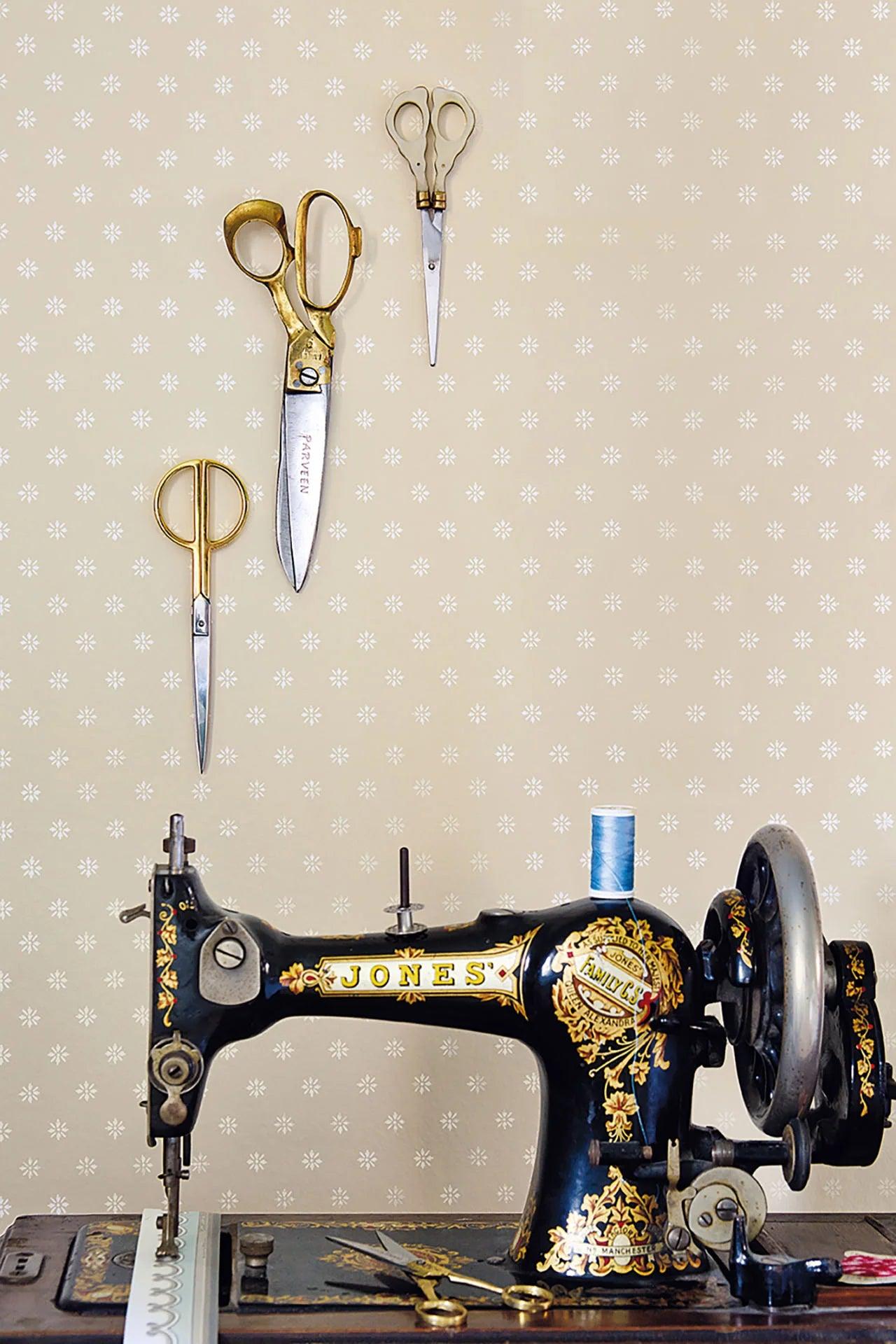 Tapeta ARCHIVE ANTHOLOGY - Victorian Star beżowy Cole & Son Eye on Design