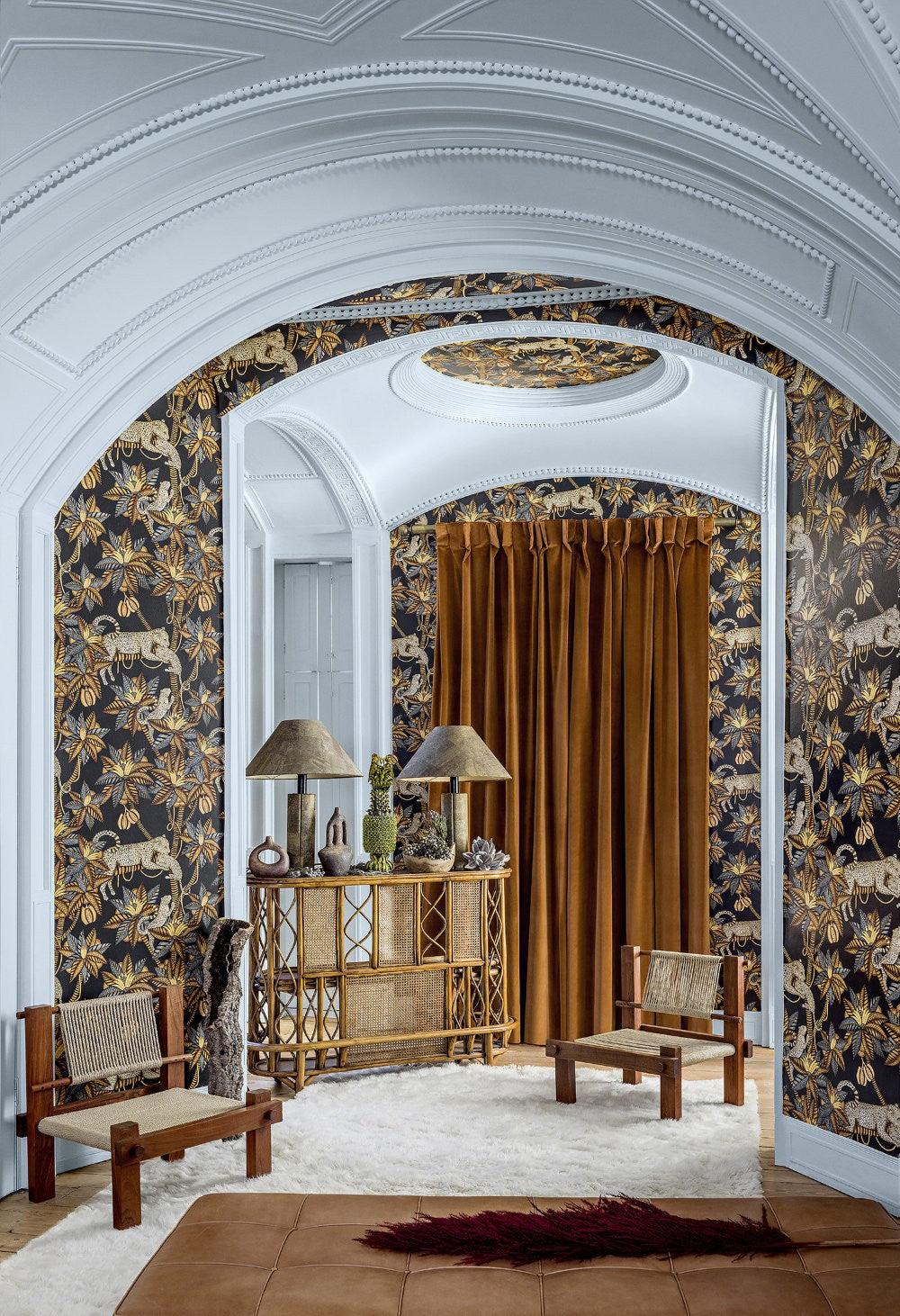 Wallpaper with plant and animal motif ARDMORE JABULA - Satara terracotta on black