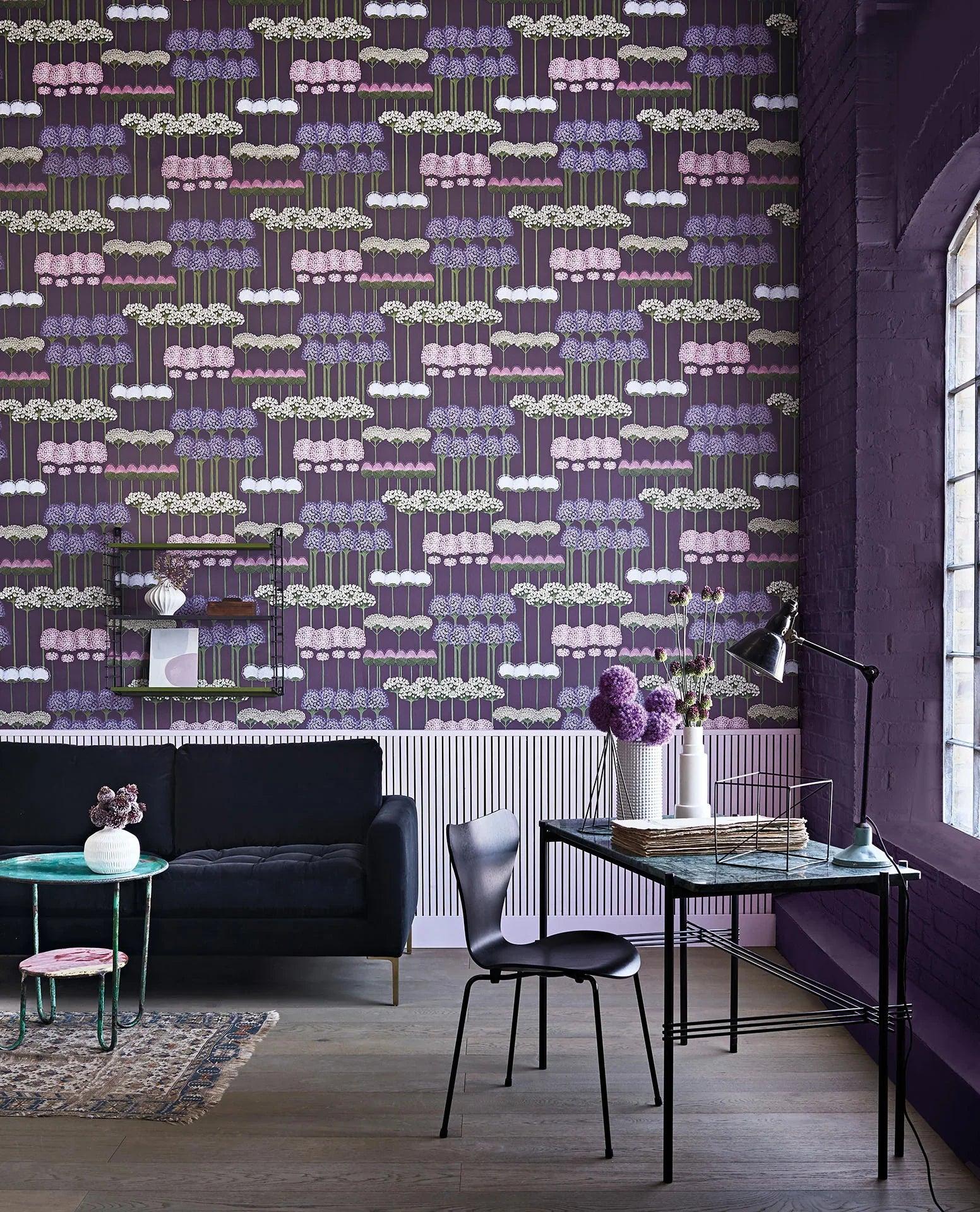 Tapeta BOTANICAL BOTANICA - Allium wrzos na ciemnym fiolecie Cole & Son Eye on Design