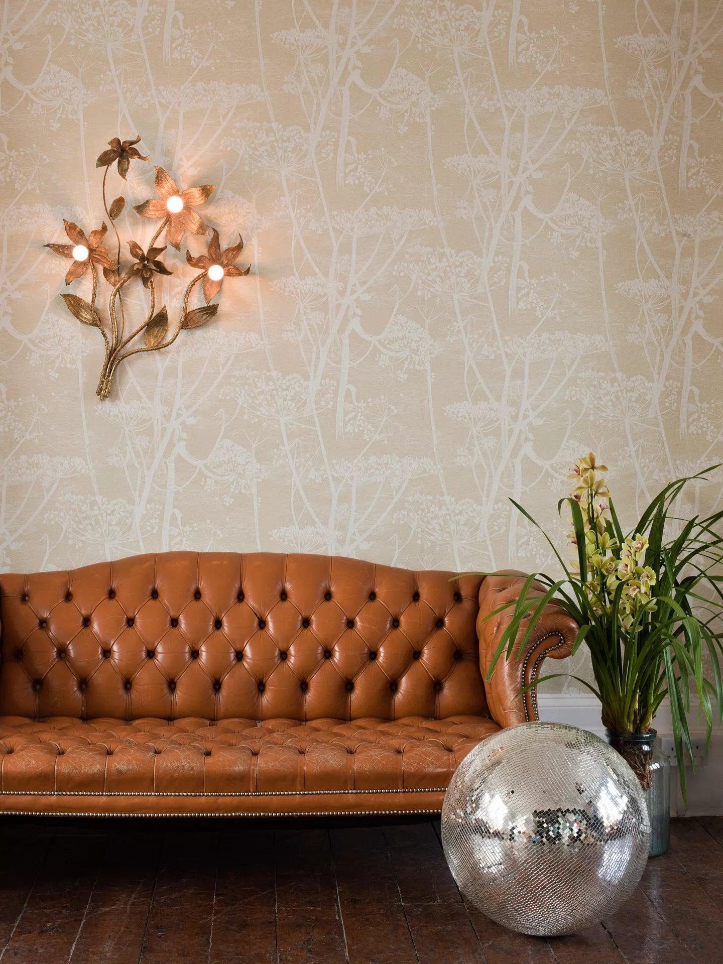 Wallpaper with a plant motif of cow parsley CONTEMPORARY COLLECTION - Gray