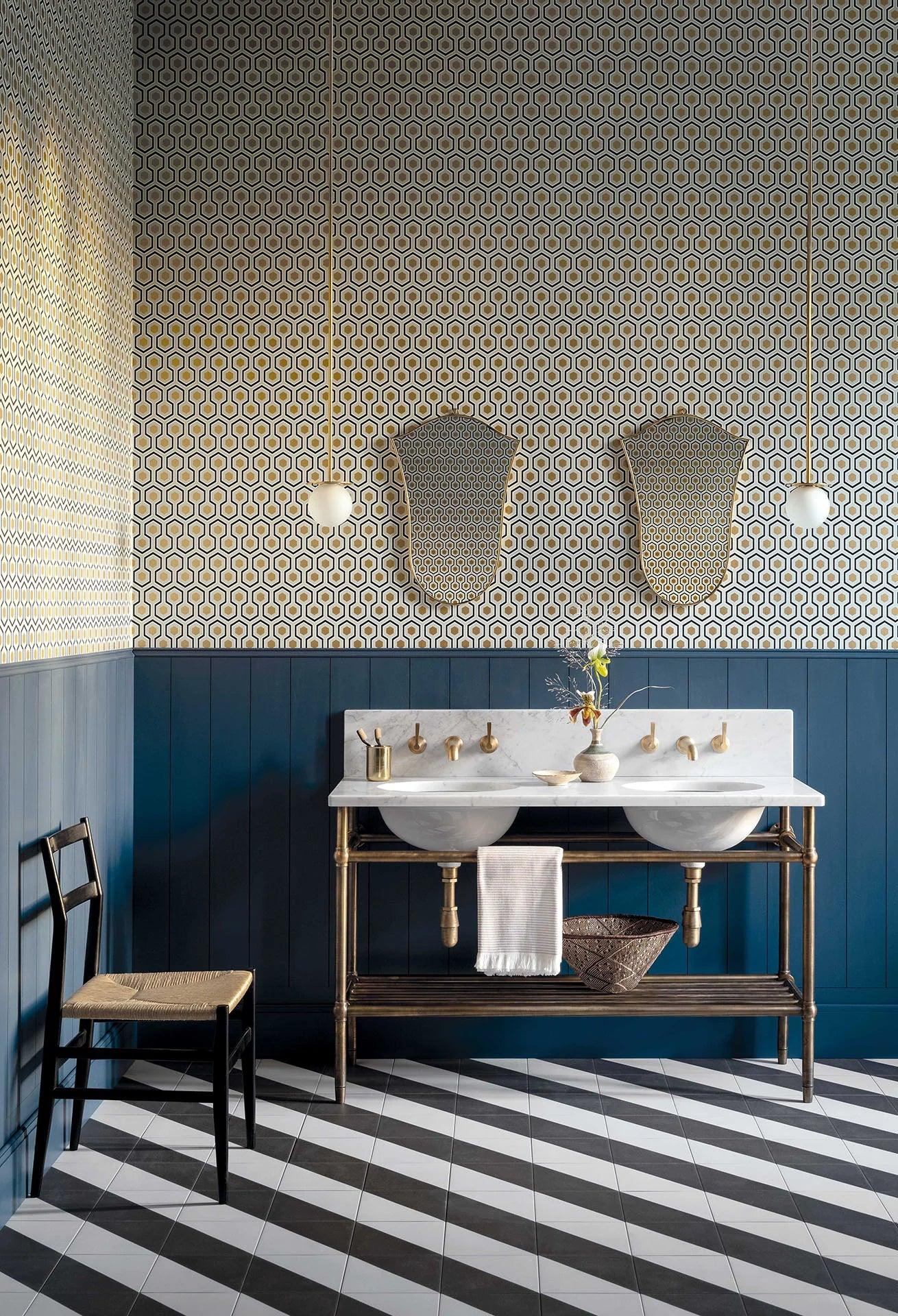 Metallic wallpaper with a geometric hexagon pattern CONTEMPORARY COLLECTION - Hicks' Hexagon beige
