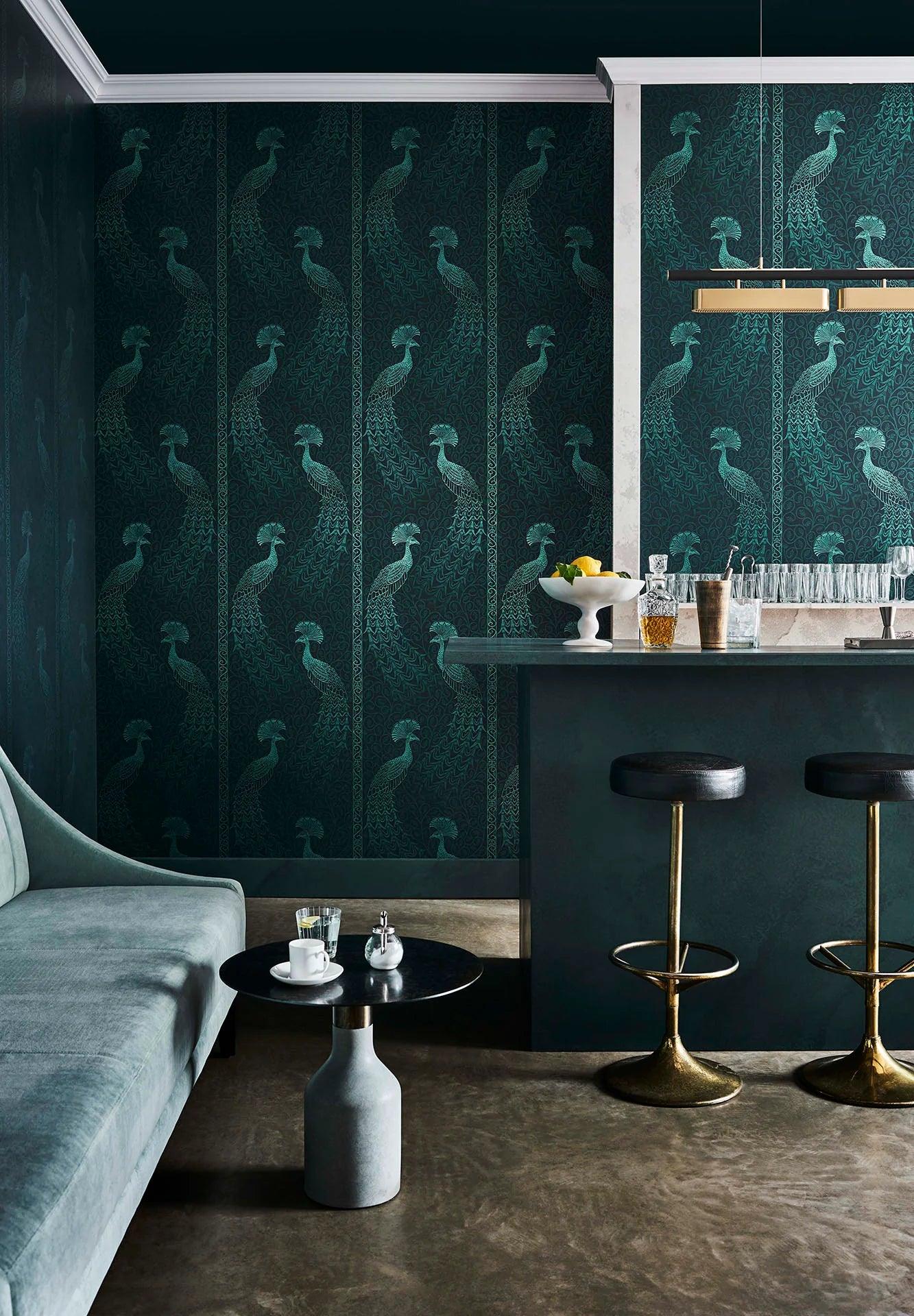 Metalltapete mit tierischem Motiv von Vögeln DER PEARWOOD-KOLLEKTION - Pavo Parade Silber auf Blau