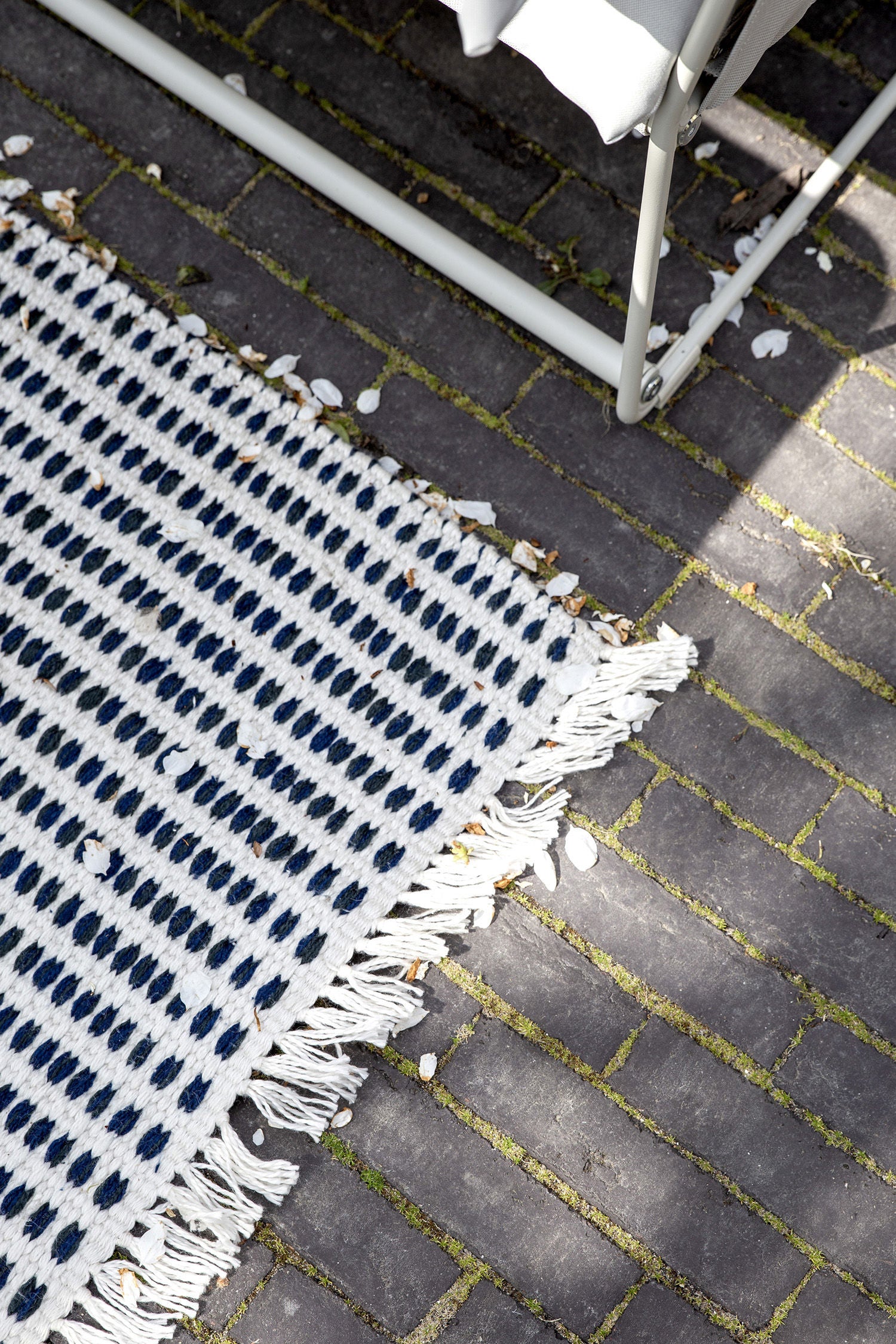 Teppich WAY gebrochenes Weiß mit blauen Punkten