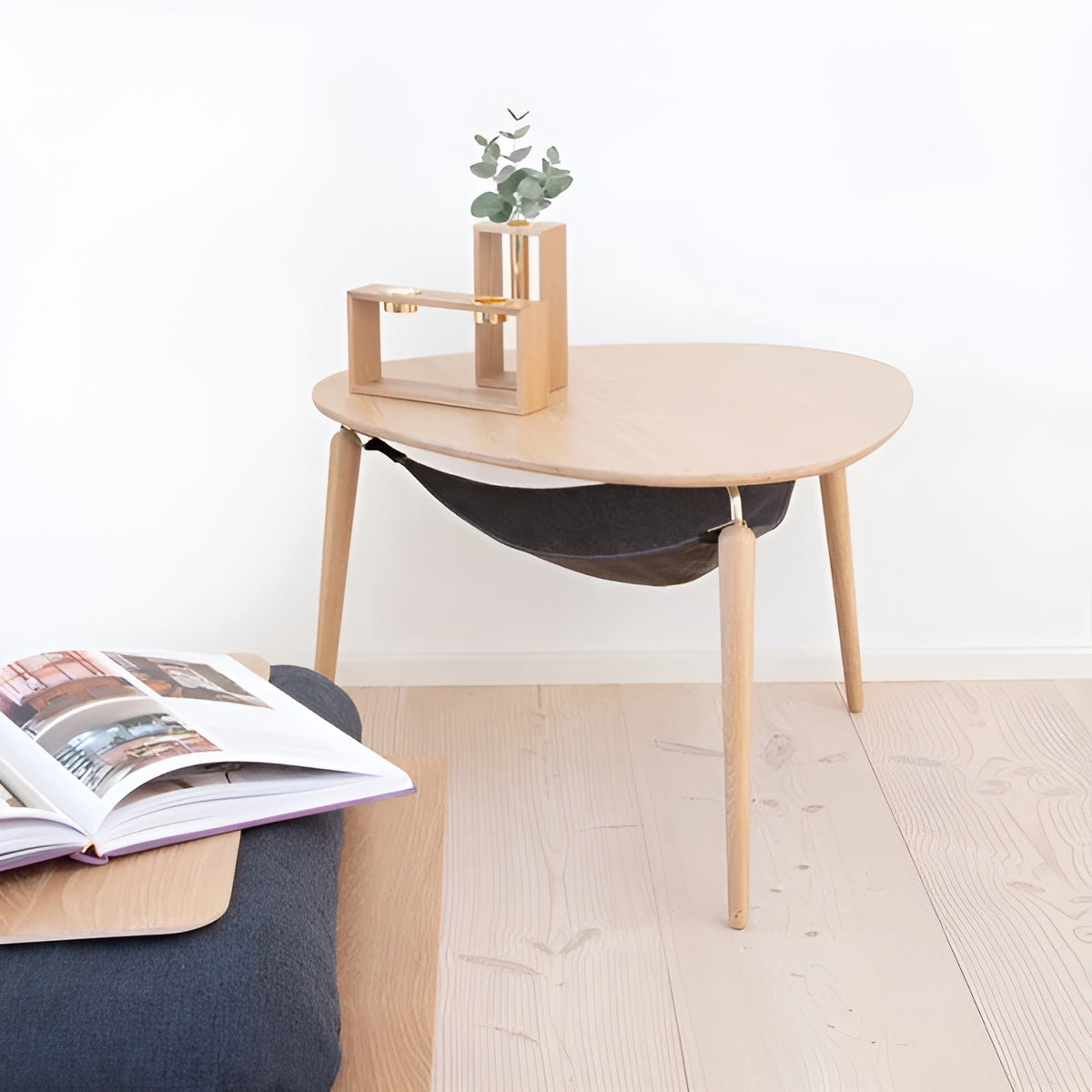 Couchtisch HANG OUT Eiche mit goldenen Stützen