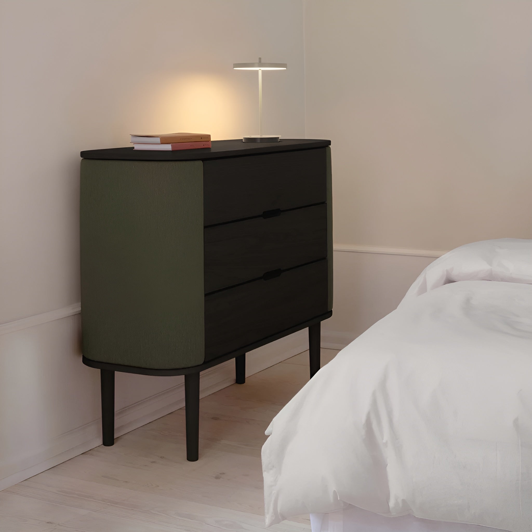 Schrank TREASURES grün mit schwarzem Sockel