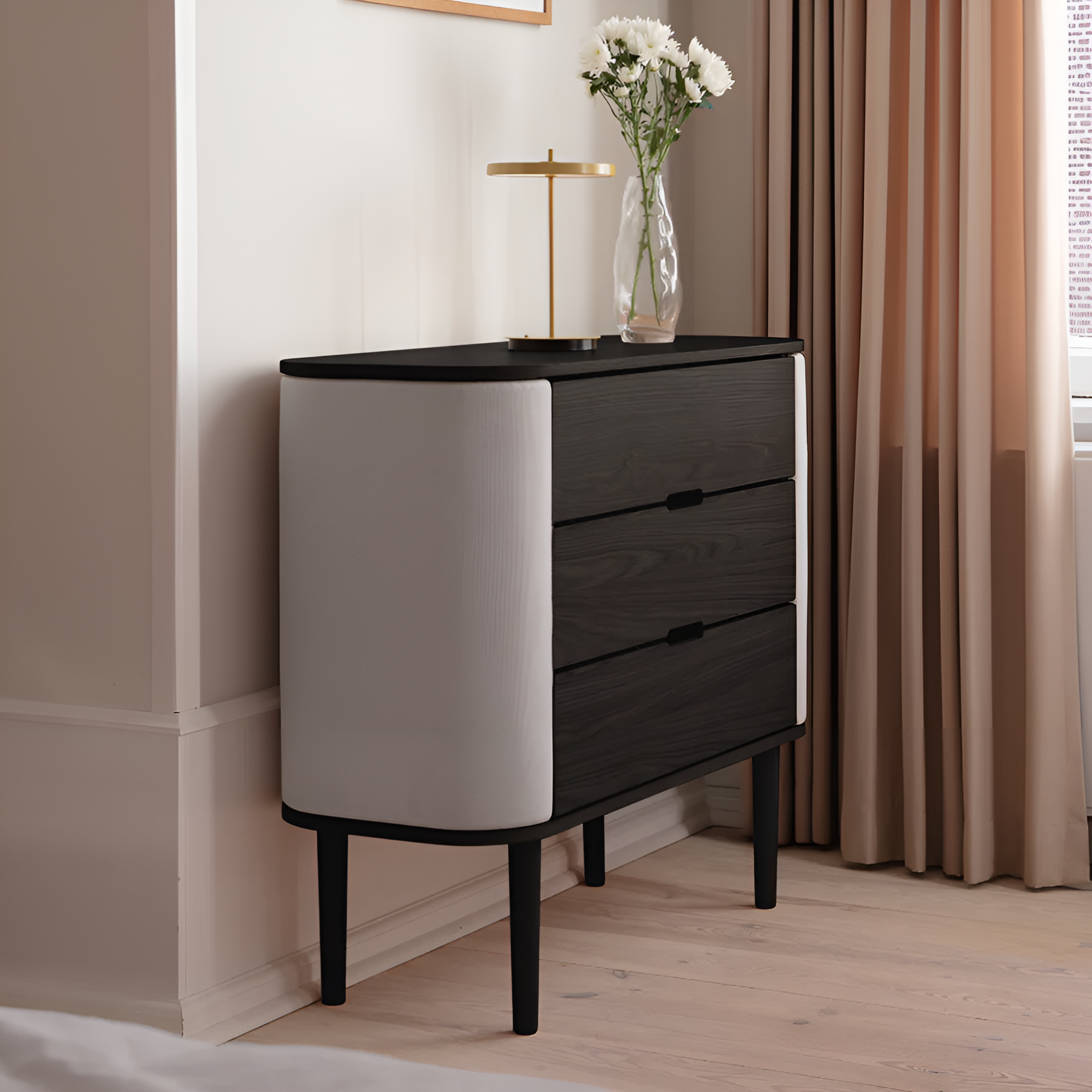 Schrank TREASURES gebrochenes Weiß mit schwarzem Sockel