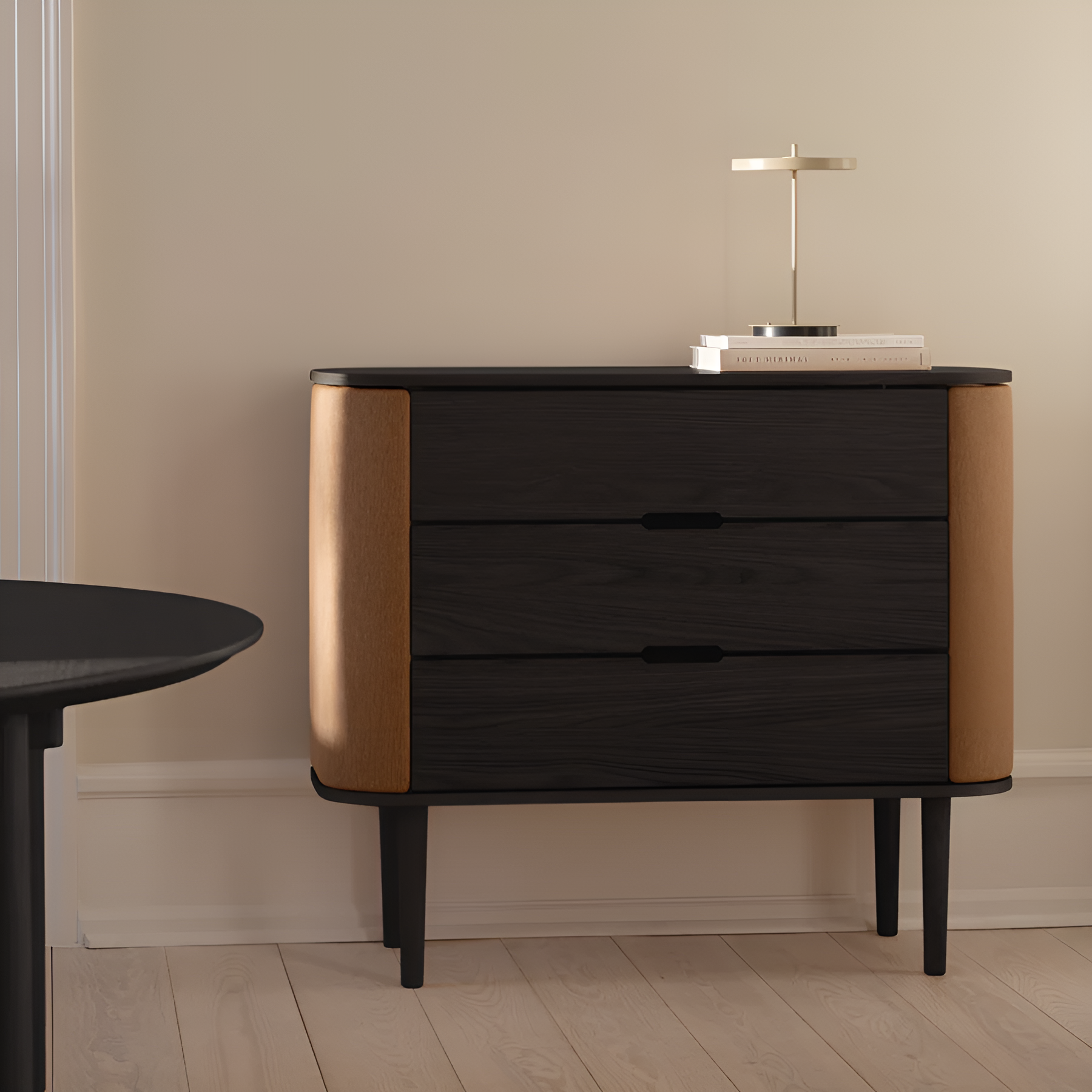 Schrank TREASURES karamellfarben mit schwarzem Sockel