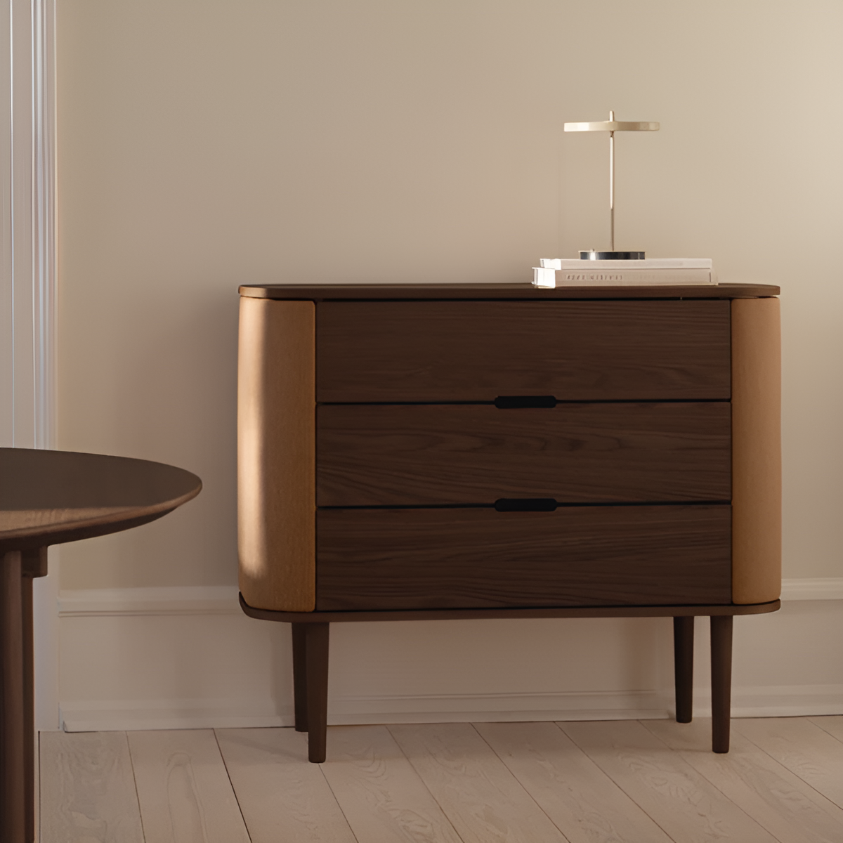 Schrank TREASURES venezianisches Schilfrohr mit dunklem Eichenfuß