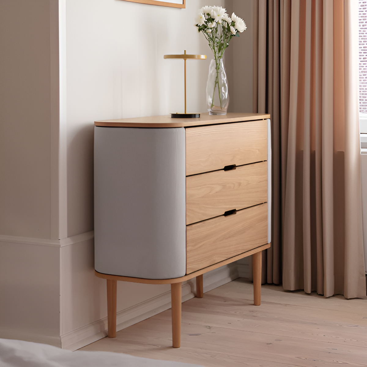 Schrank TREASURES gebrochenes Weiß mit Eichenbasis