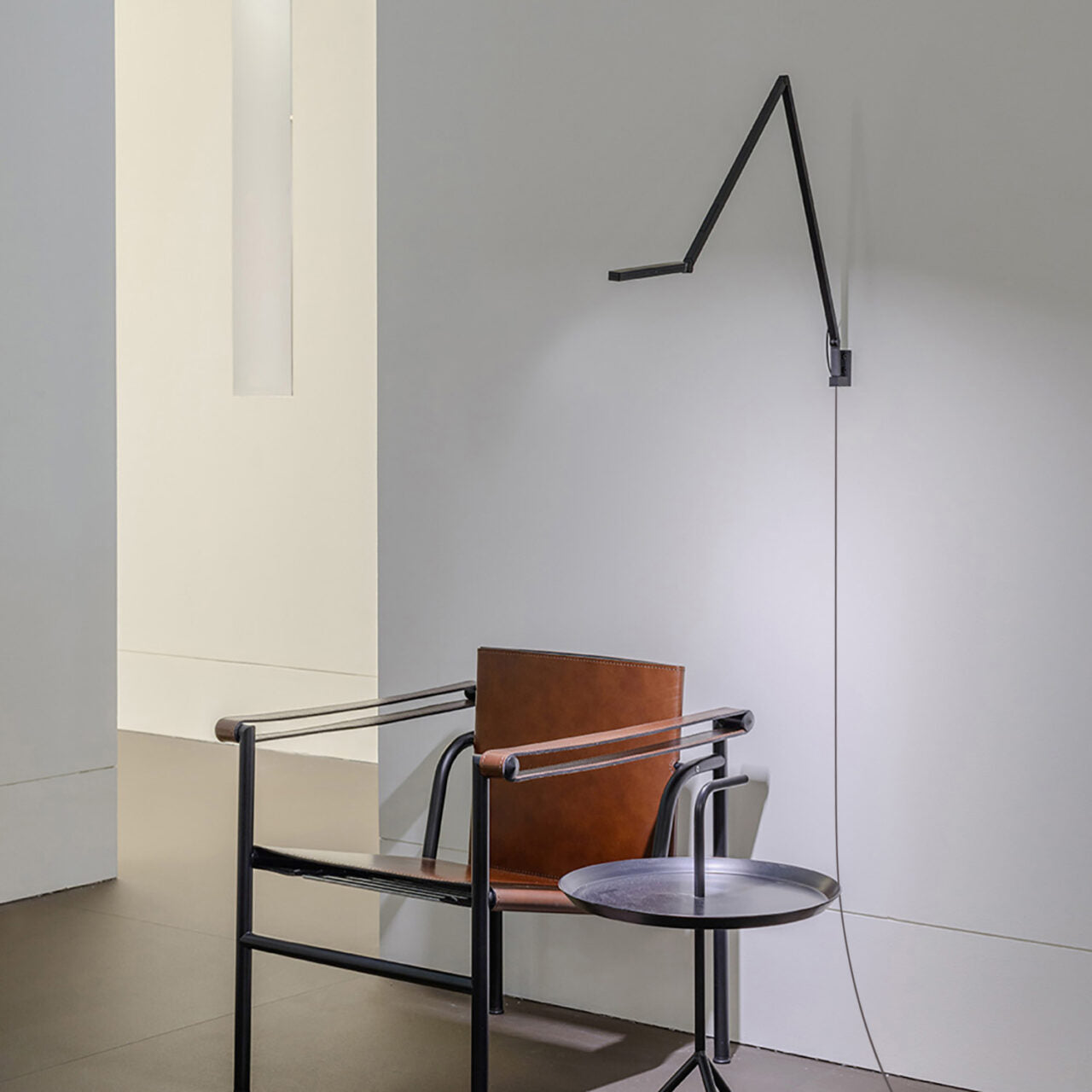 UNTITLED LINEAR desk lamp black