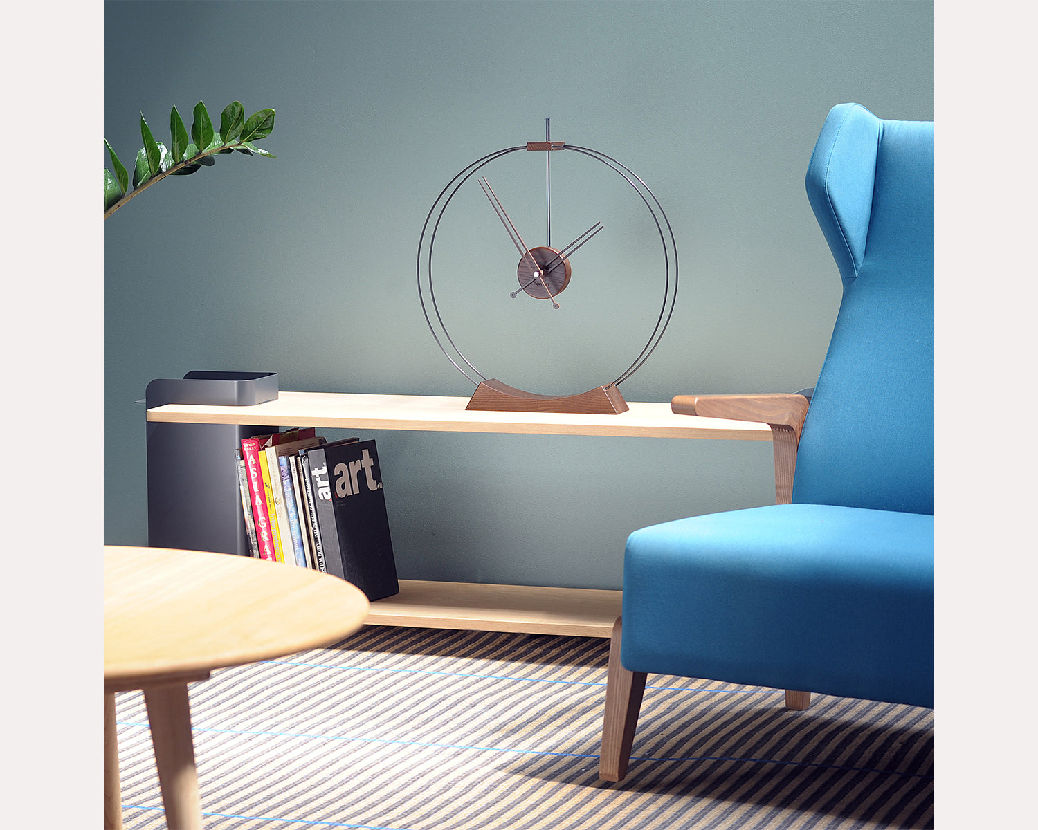 Tischuhr AIRE aus Eschenholz mit Schwarz