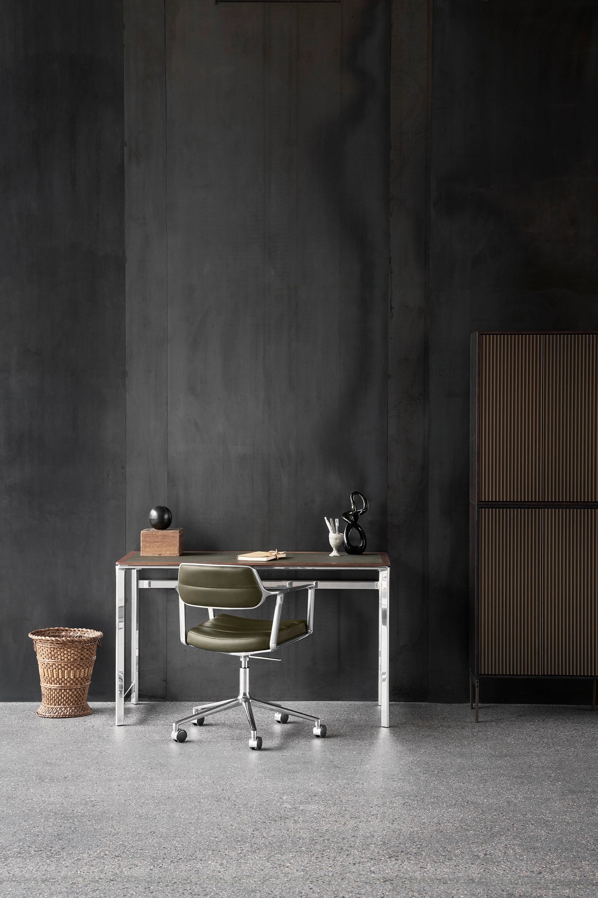 Schreibtisch STUDIO grüner Lederoberfläche mit Nussbaumrahmen und Aluminiumfuß
