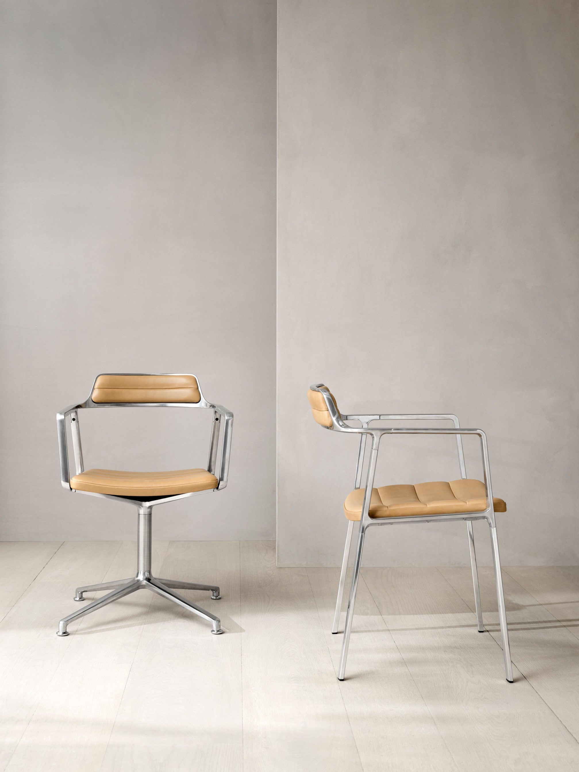 Stuhl 451 karamelbraunes Leder mit Metallbasis