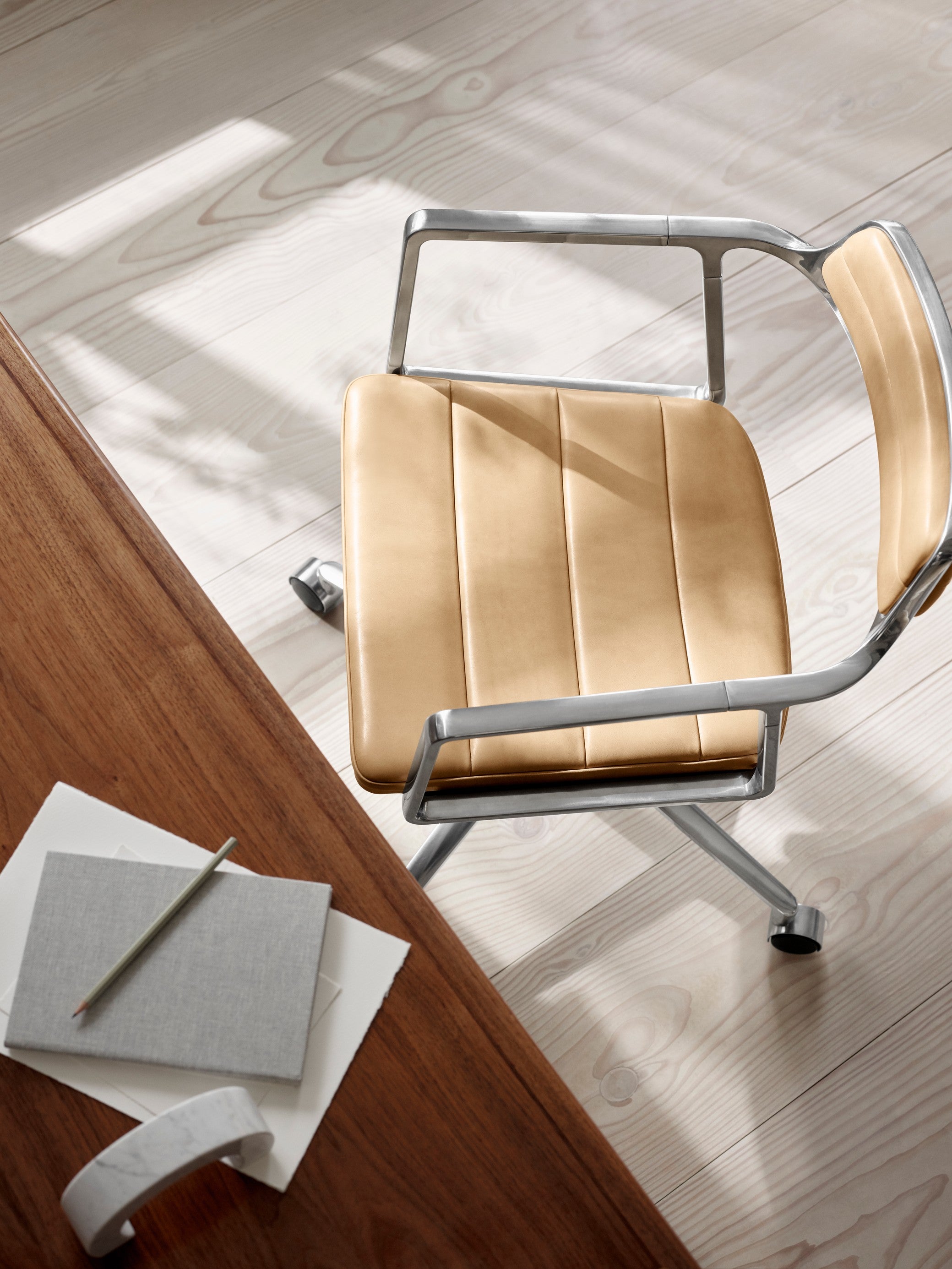 Bürostuhl 452 karamelbraunes Leder mit Metallbasis