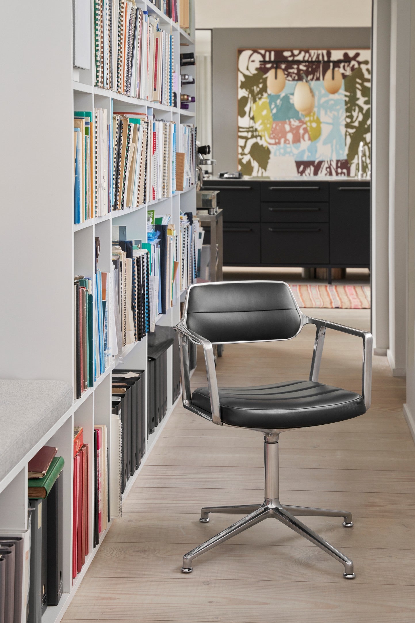 Bürostuhl 453 schwarze Leder mit Metallbasis