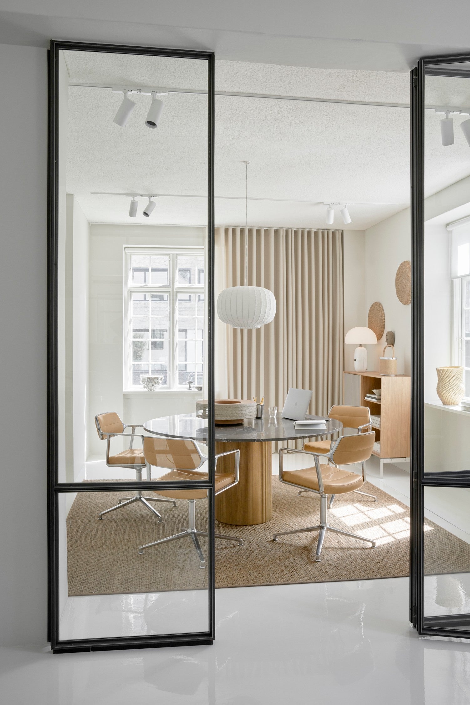 Runder Tisch CABIN mit grauer Marmorplatte und heller Eichenbasis