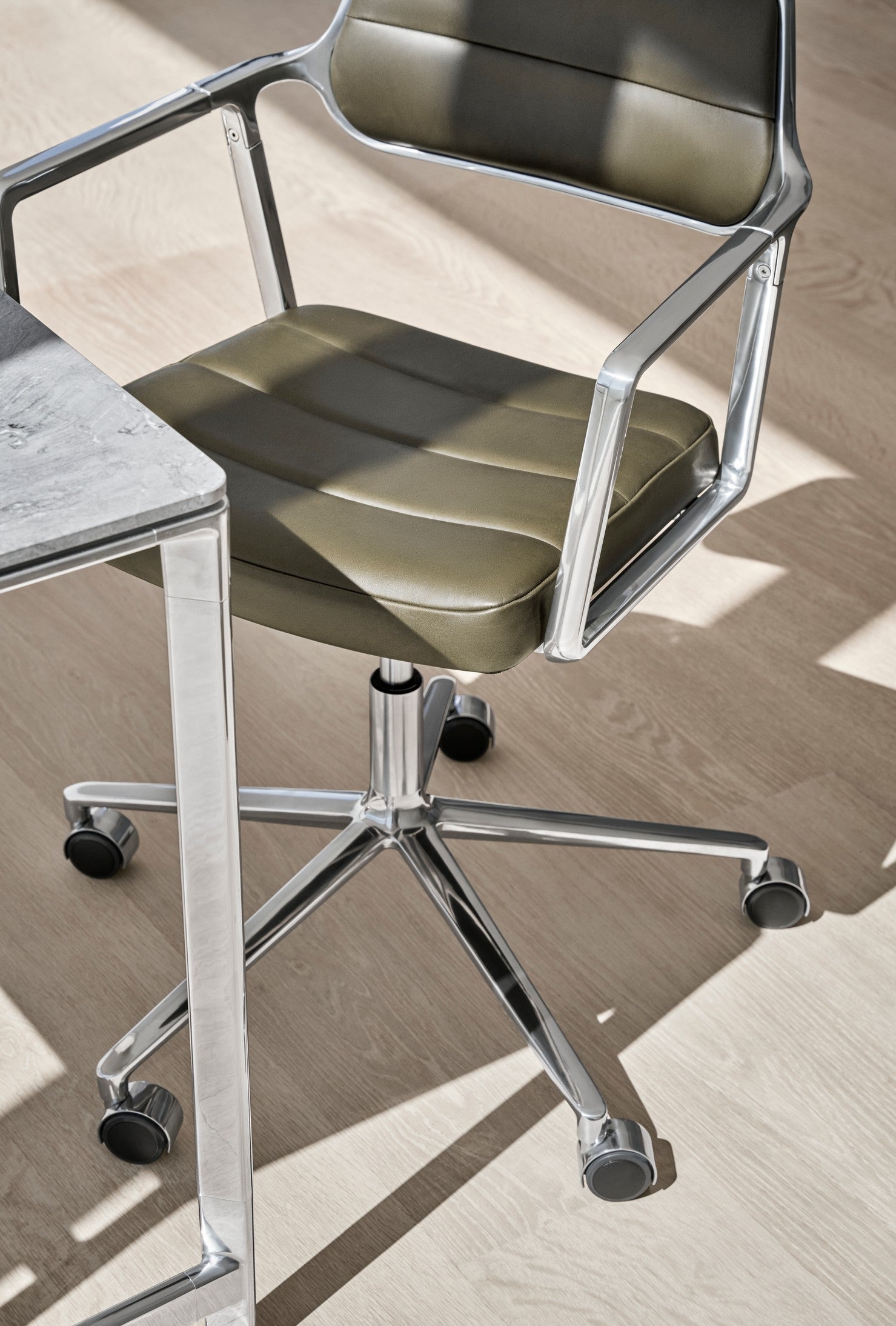 Bürostuhl 453+ schwarze Leder mit Metallbasis