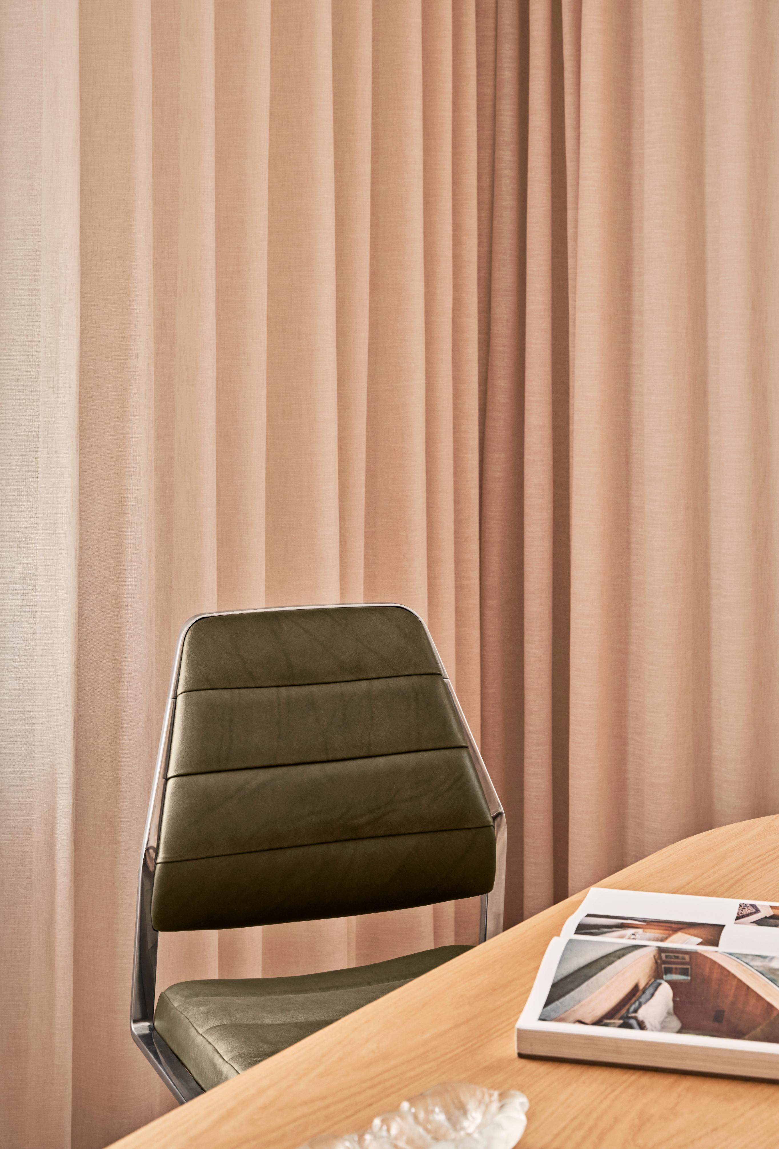 Bürostuhl 454 aus schwarzem Leder mit Metallbasis