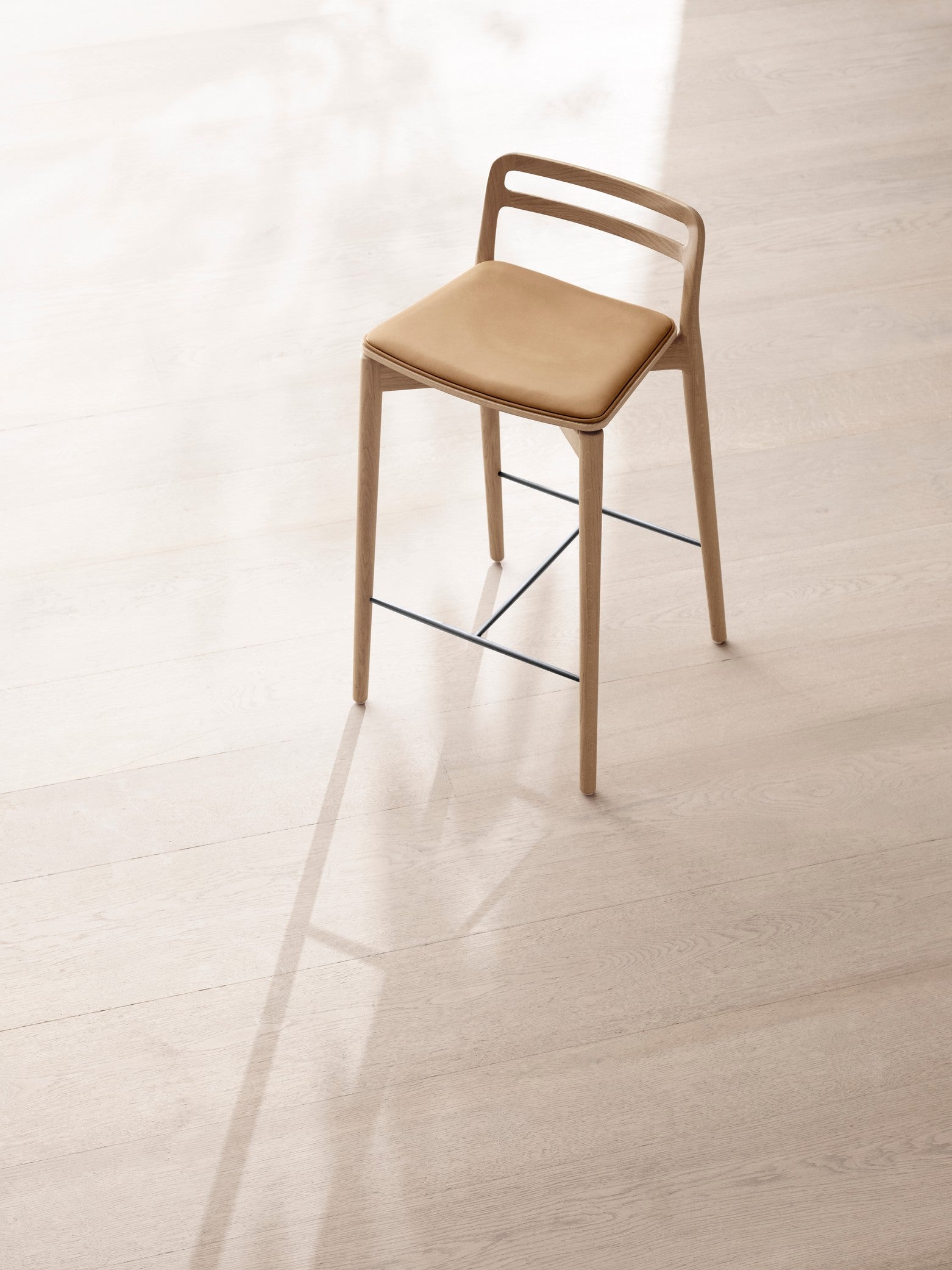 Hocker CABIN karamellfarbene Leder mit heller Eichenbasis