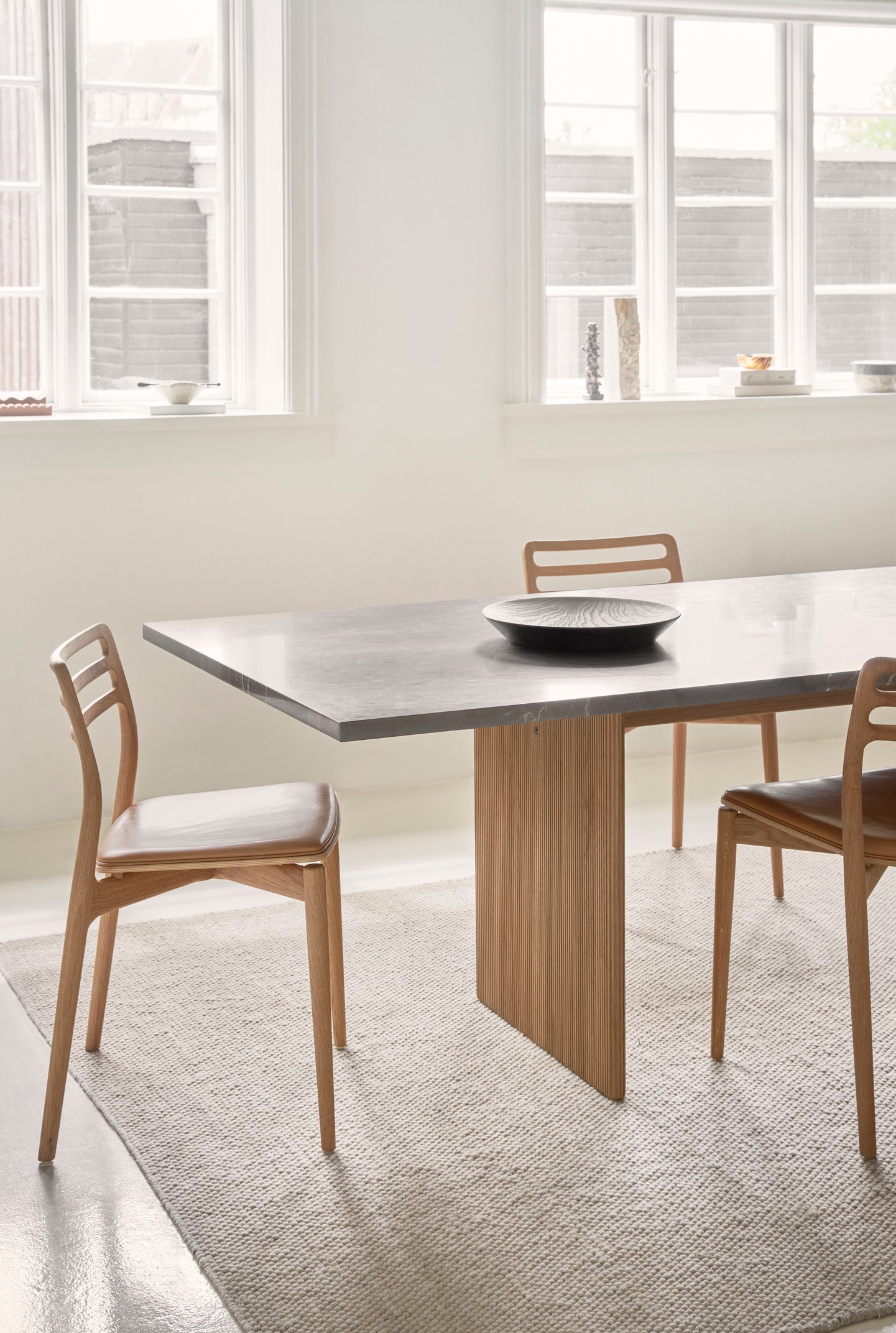 Tisch CABIN mit grauer Marmorplatte und heller Eichenbasis