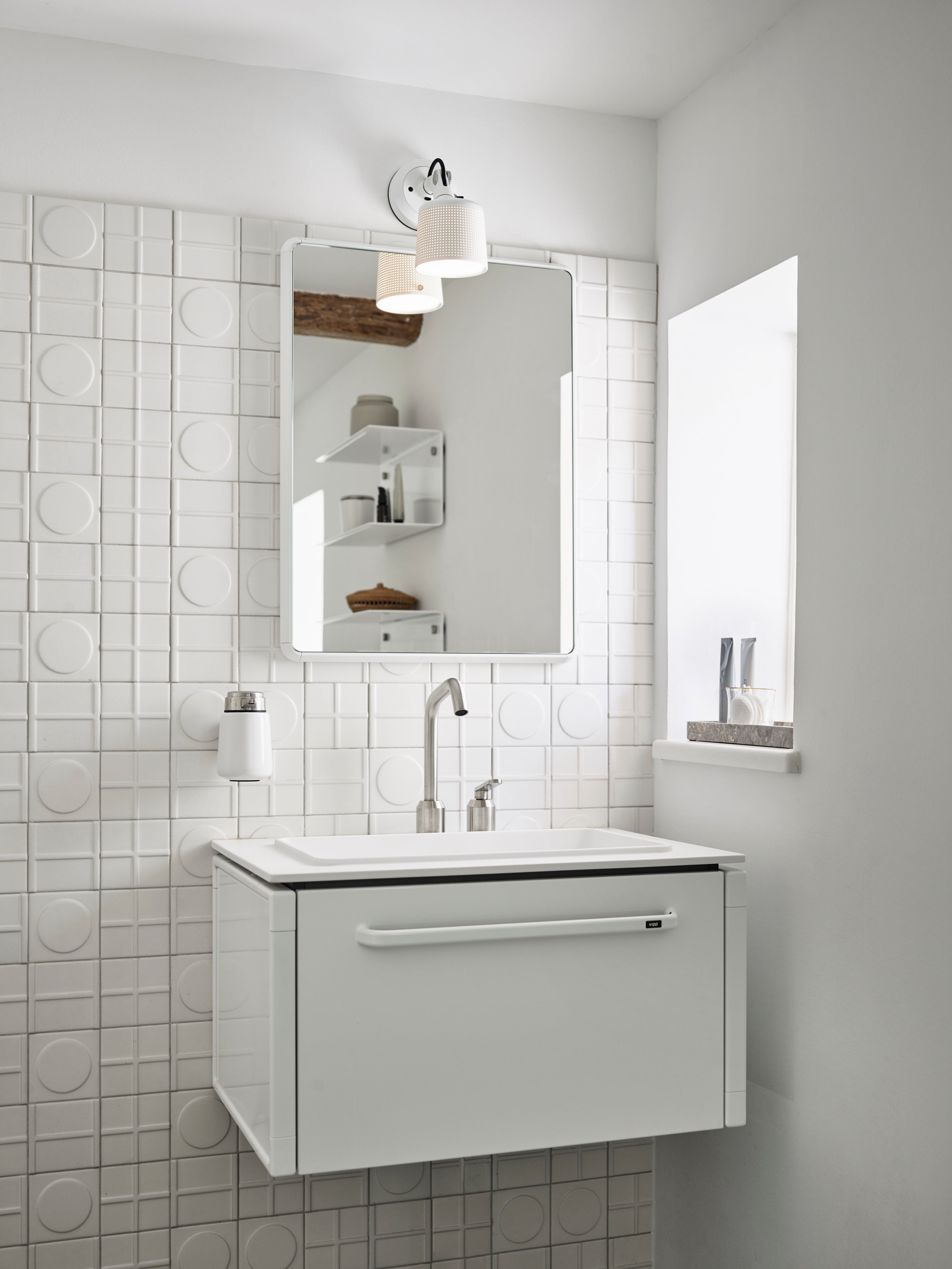 Badezimmerspiegel VIPP mit weißem Aluminiumrahmen