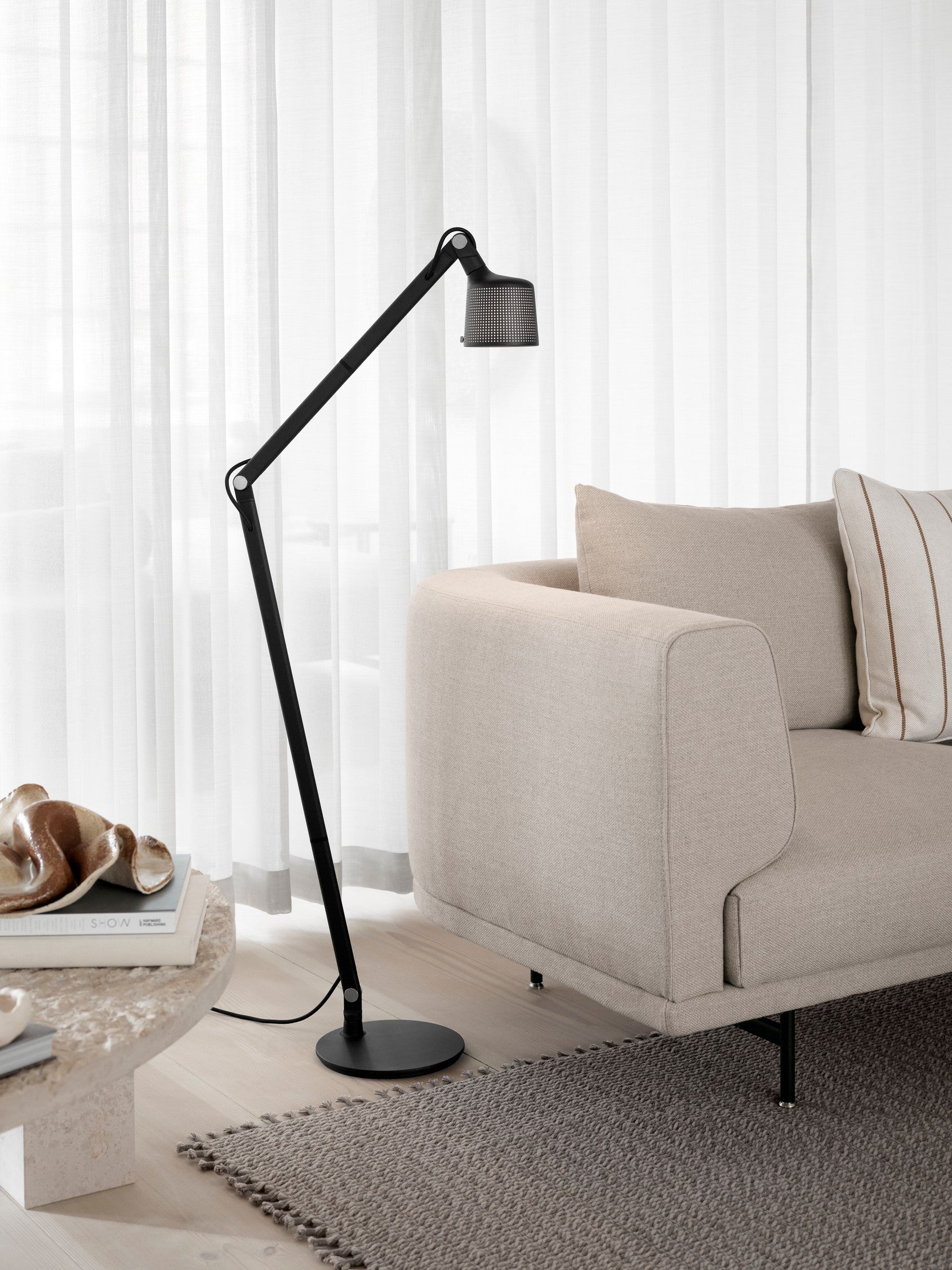 Lampa podłogowa 525 czarny metal – Vipp