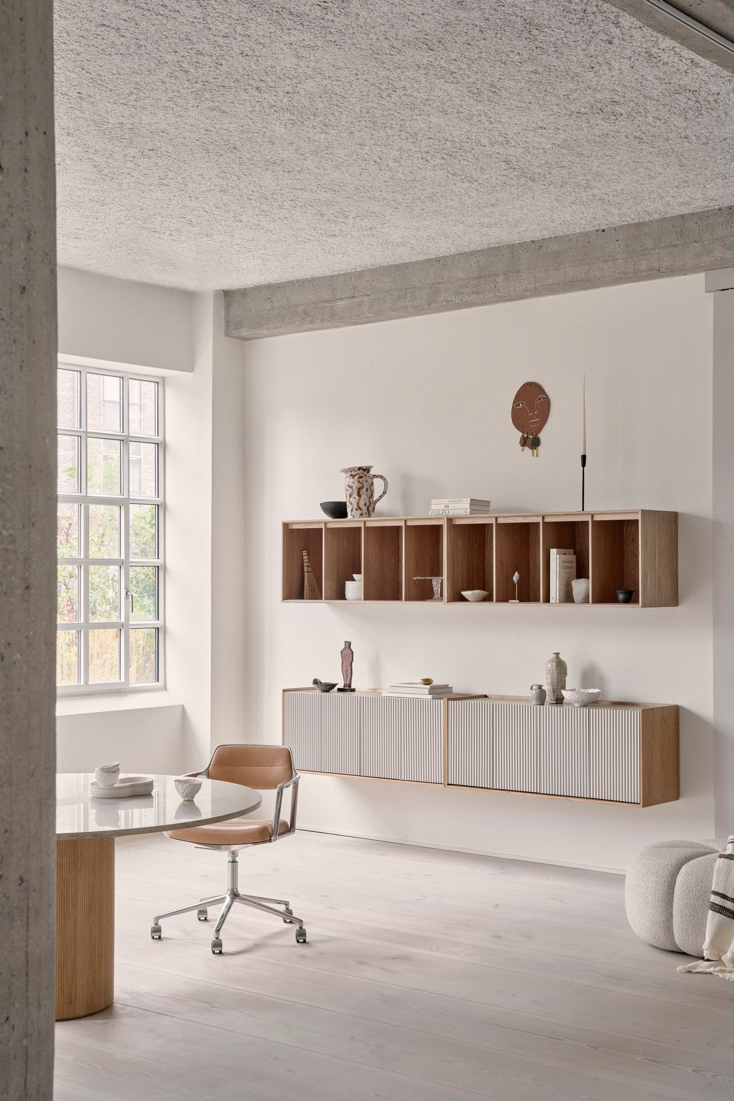 Komoda wisząca H5 dębowy fornir z szarym marmurowym blatem – Vipp