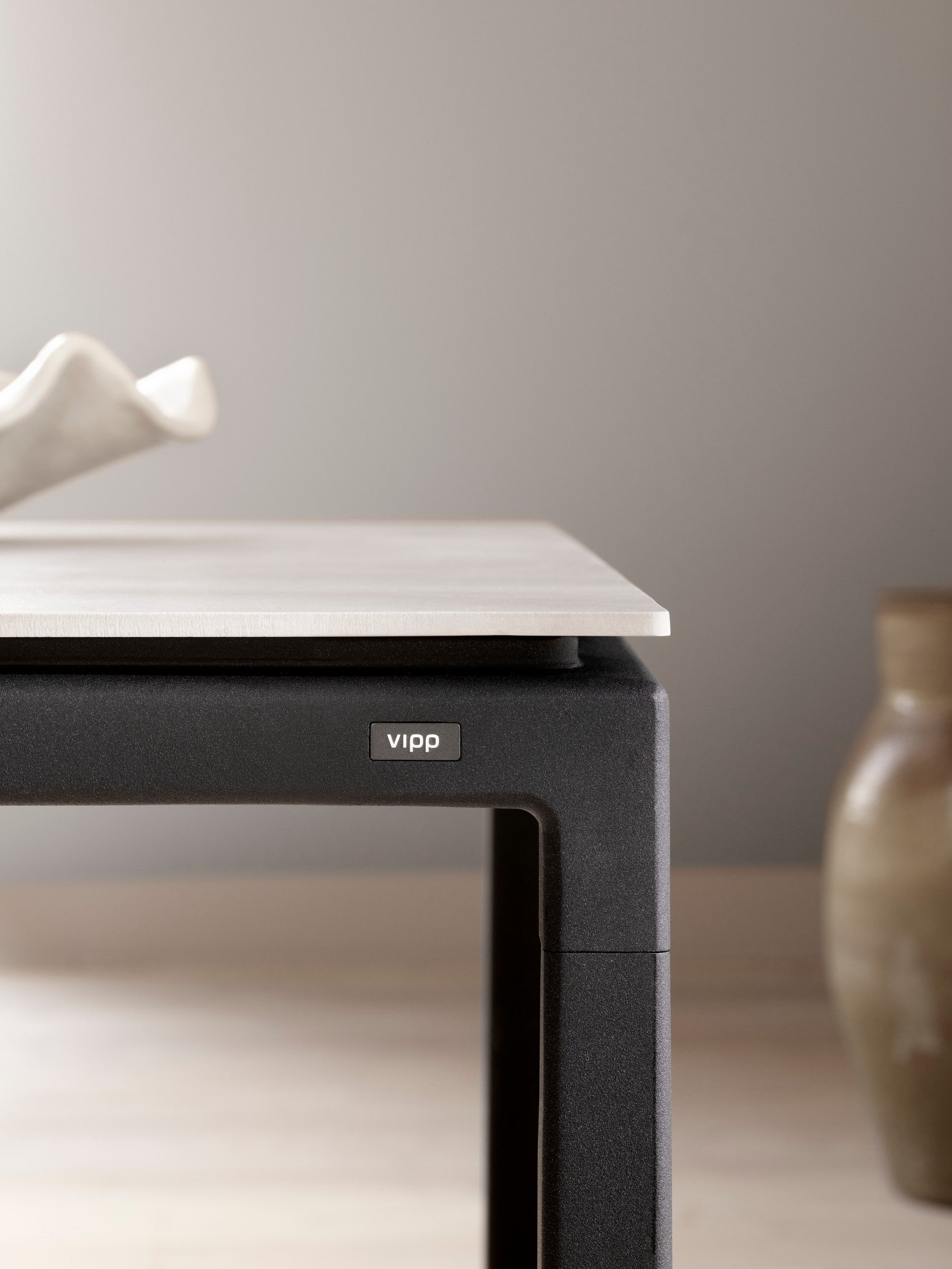 Stół 971 szary ceramiczny blat z ciemną stalową podstawą – Vipp