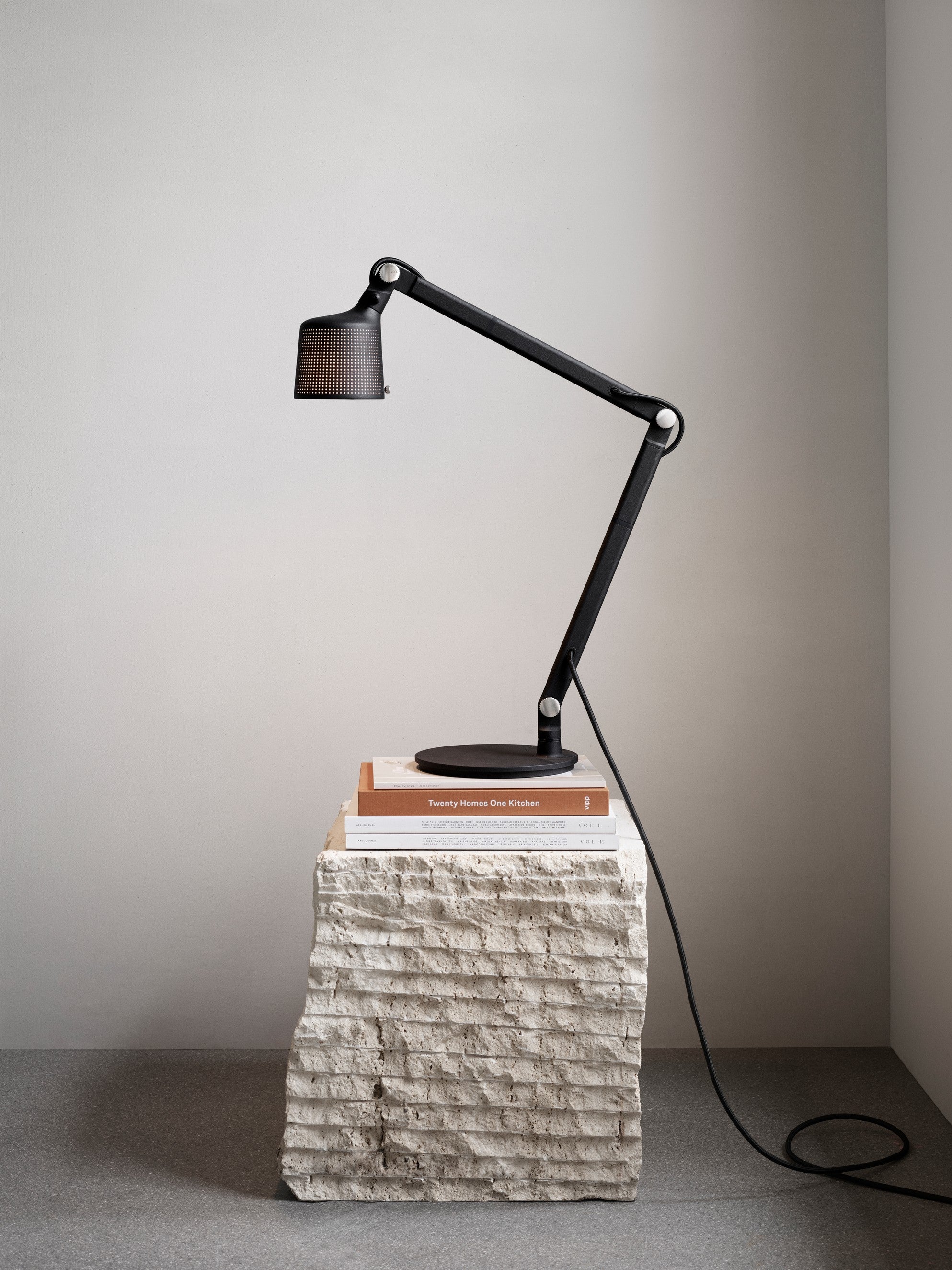 Lampa biurkowa 521 czarny metal – szkło, Vipp
