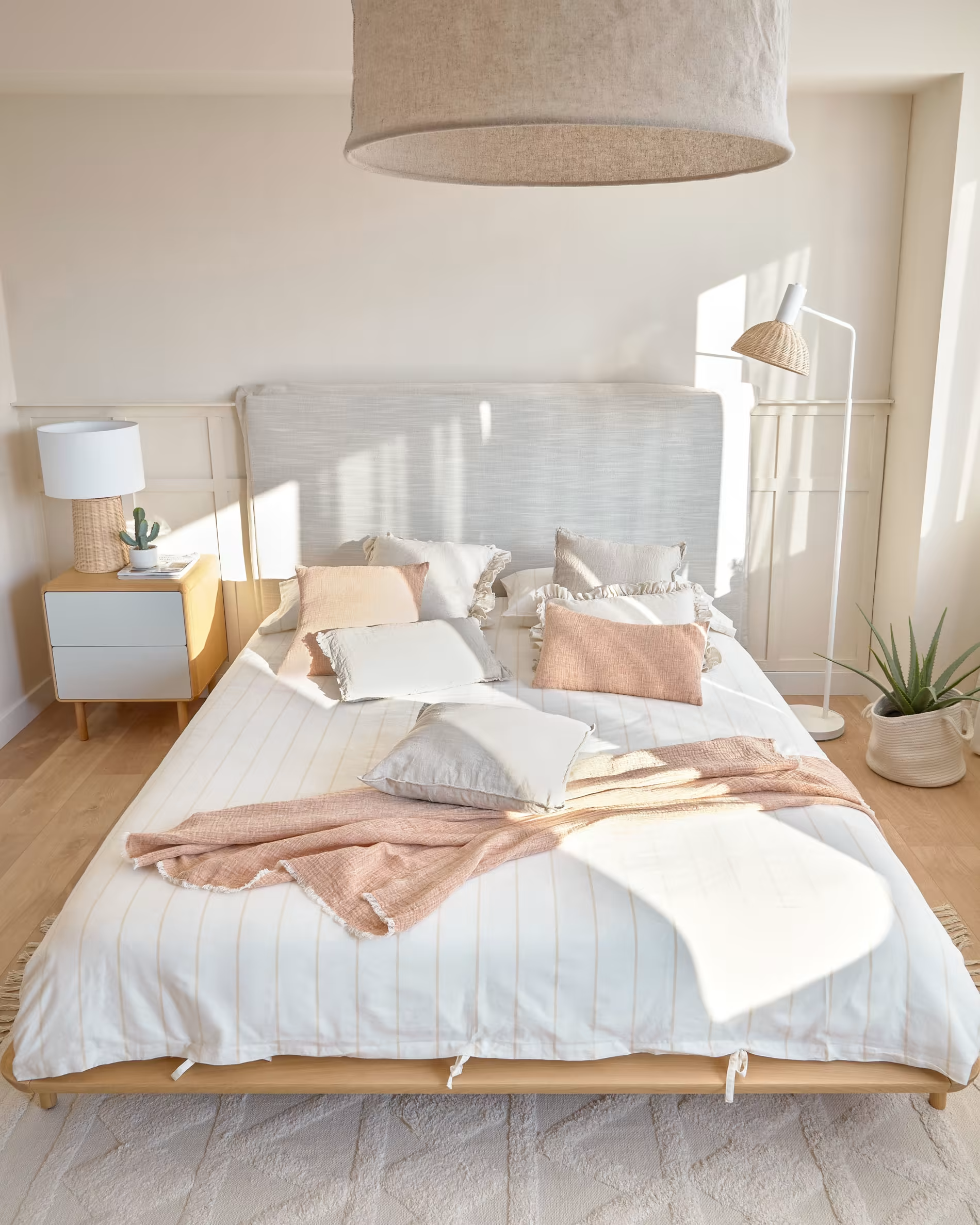 Łóżko ANIELLE lite drewno jesionowe La Forma Eye on Design