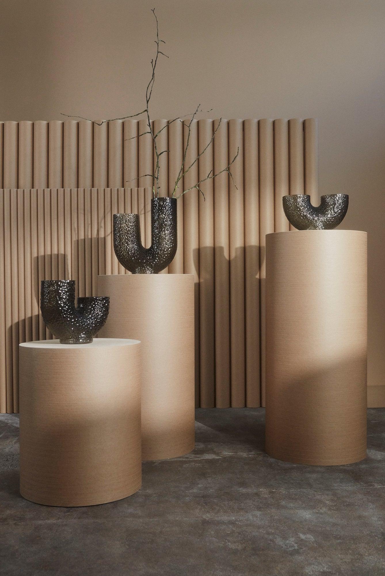 Wazon asymetryczny wysoki ARURA czarny AYTM Eye on Design