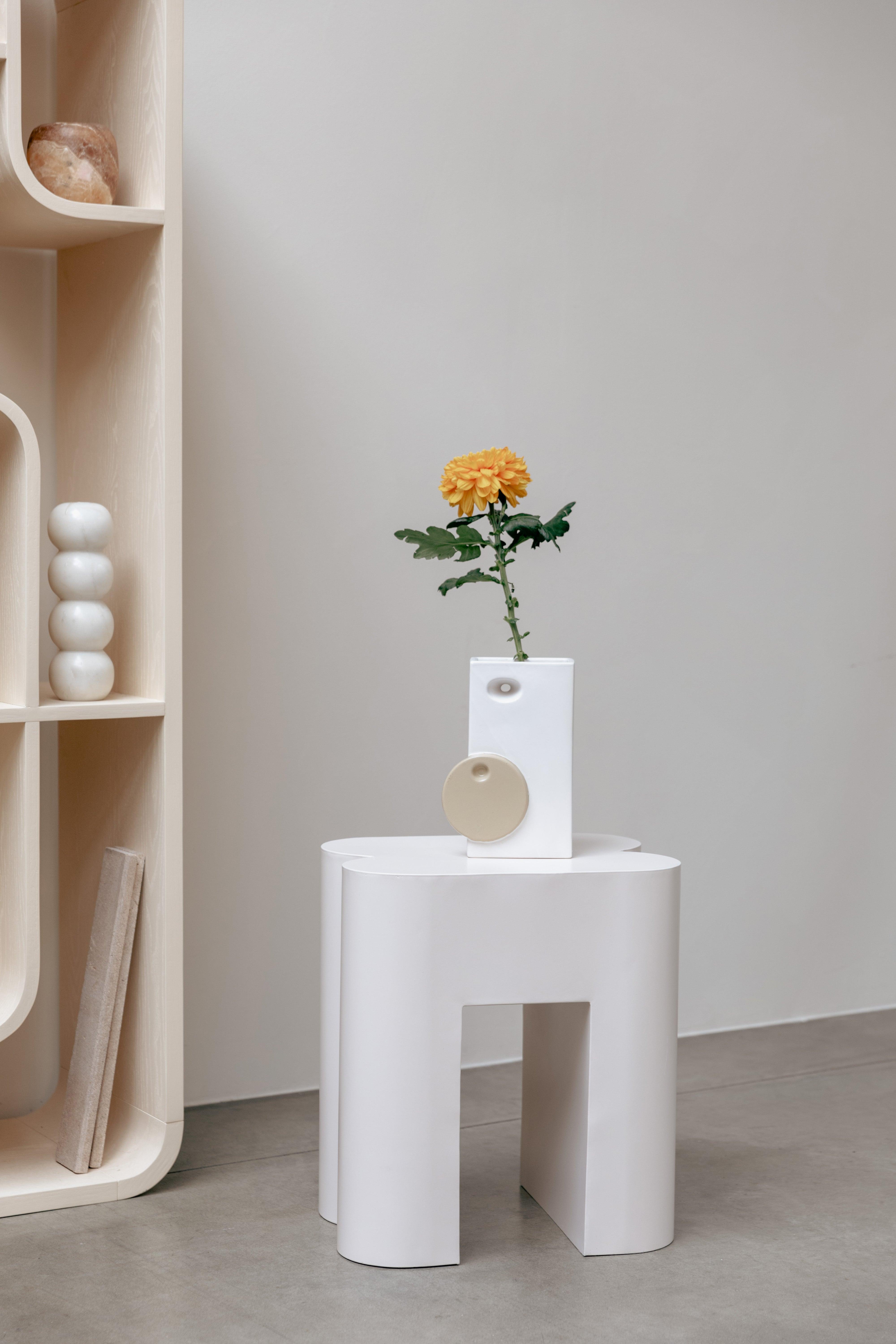 Wazon ceramiczny BLOOMER jasnobeżowy ze złotym Zuiver Eye on Design