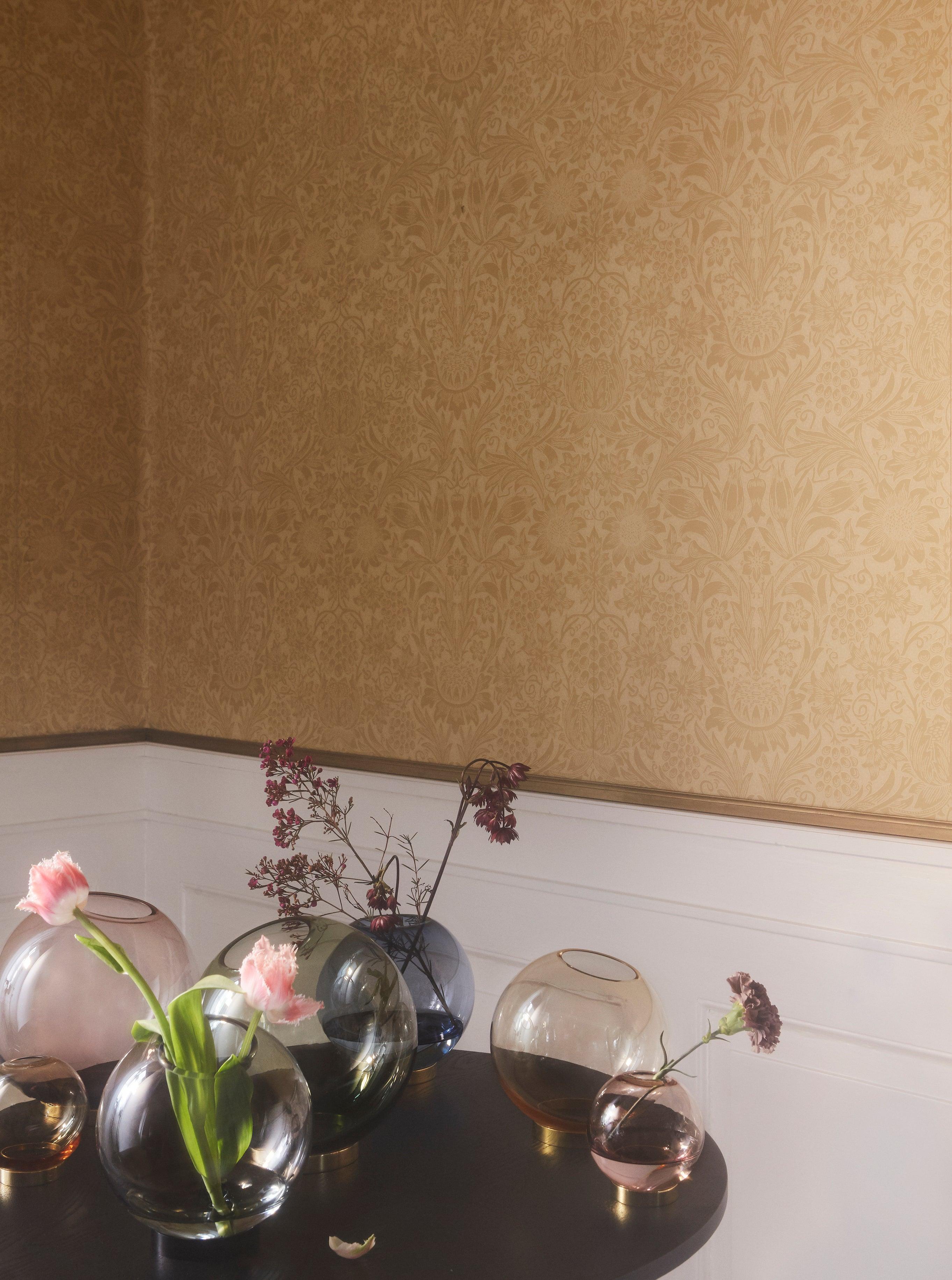 Wazon GLOBE różowy ze złotą podstawą AYTM Eye on Design