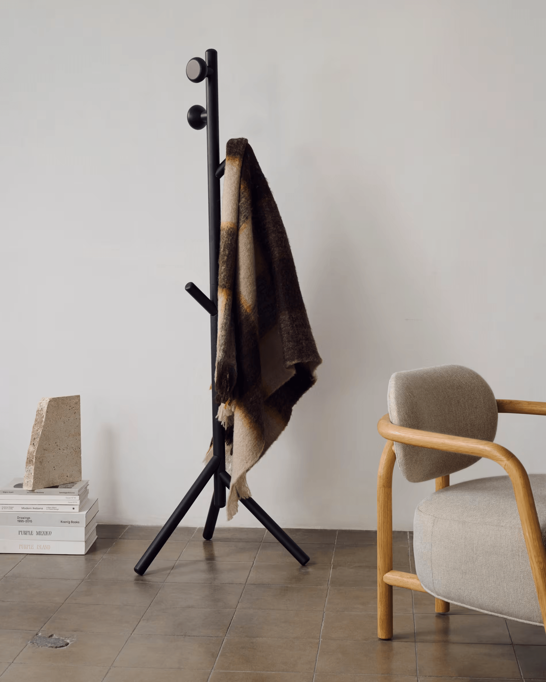 Wieszak NADUE czarne drewno bukowe La Forma Eye on Design