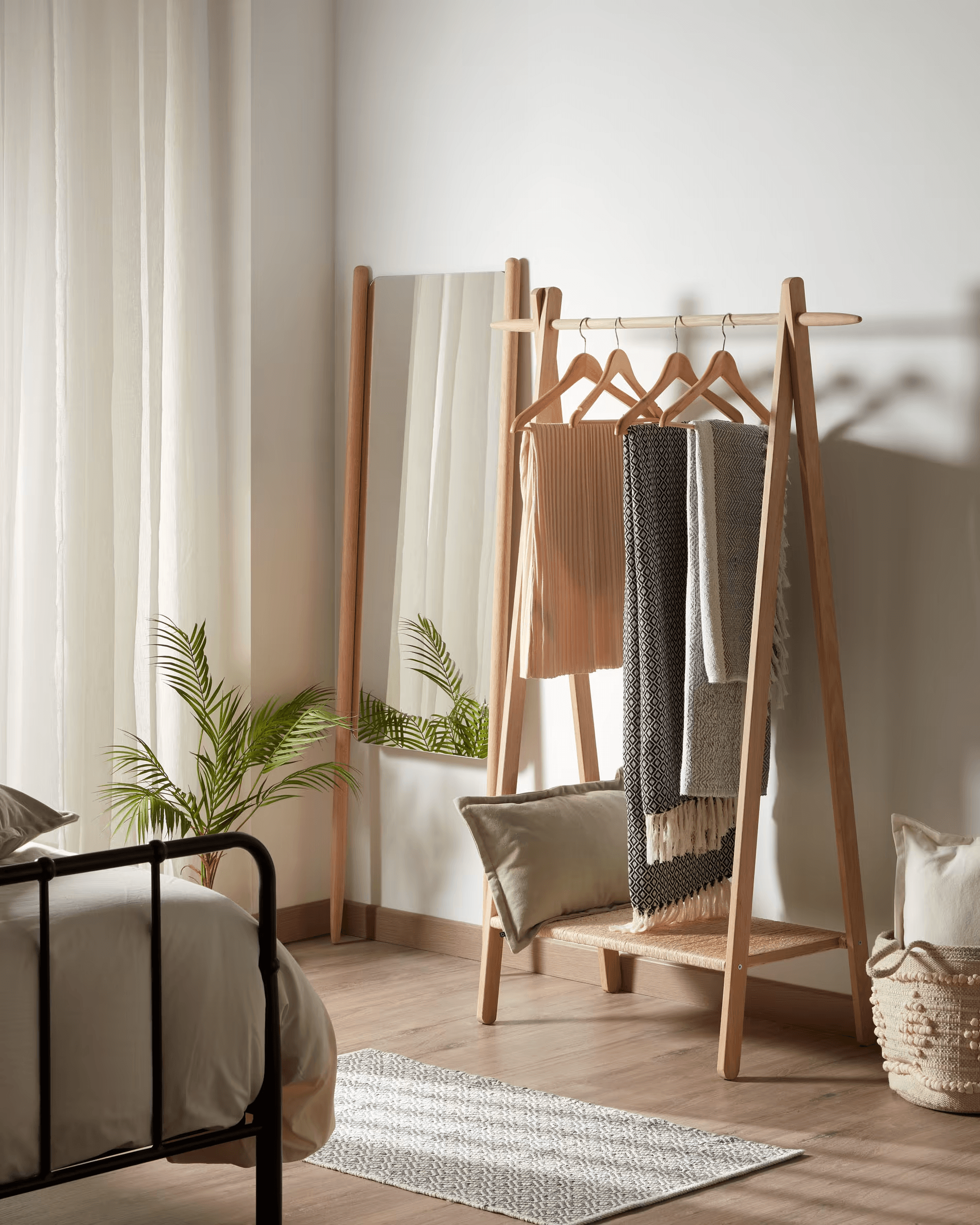 Wieszak z półką NATANE lite drewno brzozowe La Forma Eye on Design