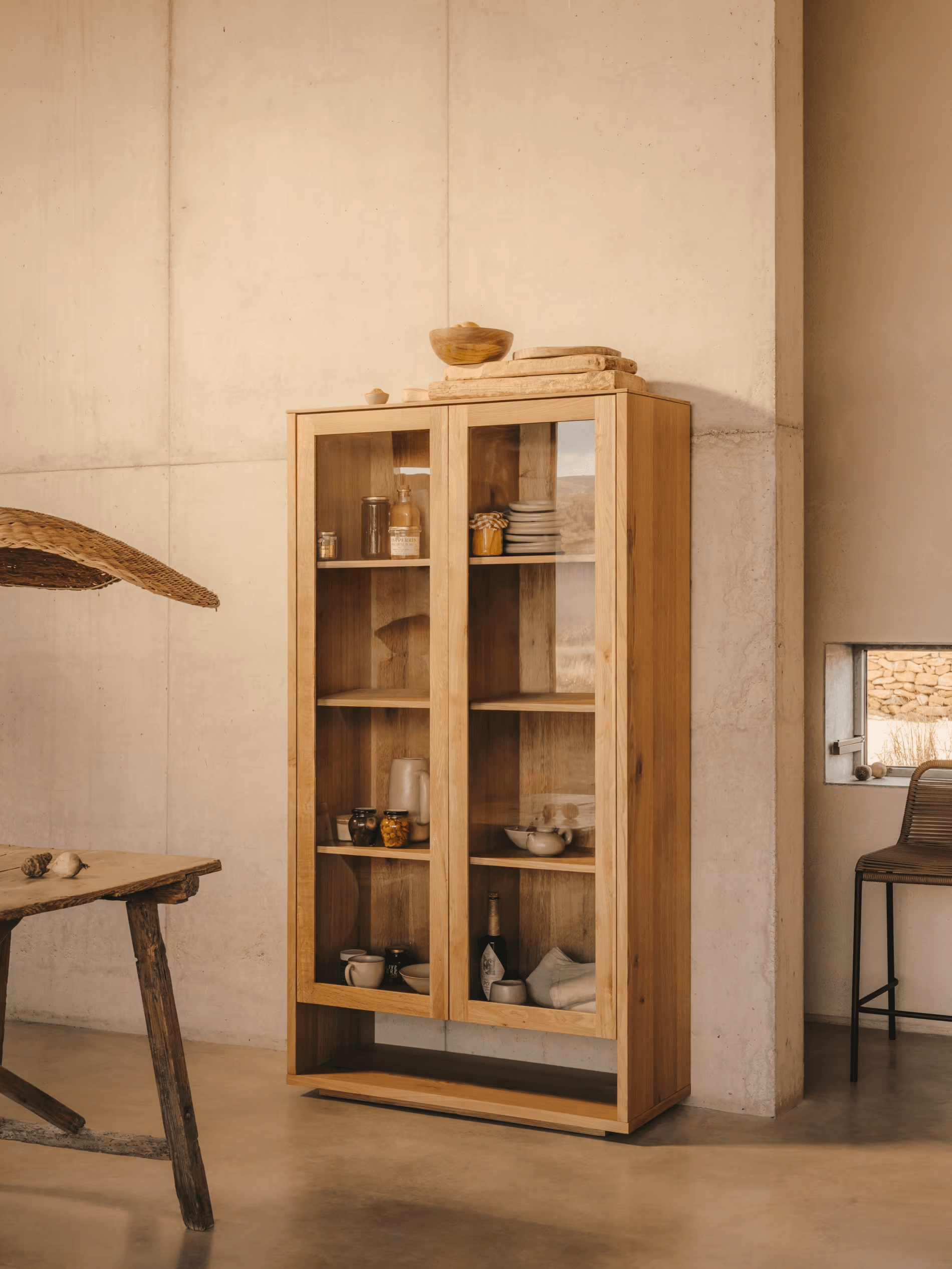 Witryna ALGUEMA fornir dębowy La Forma Eye on Design
