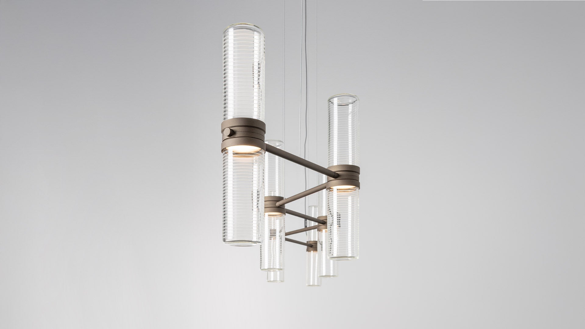 Pendelleuchte ZEPHYR LINEAR transparent mit brauner Oberfläche