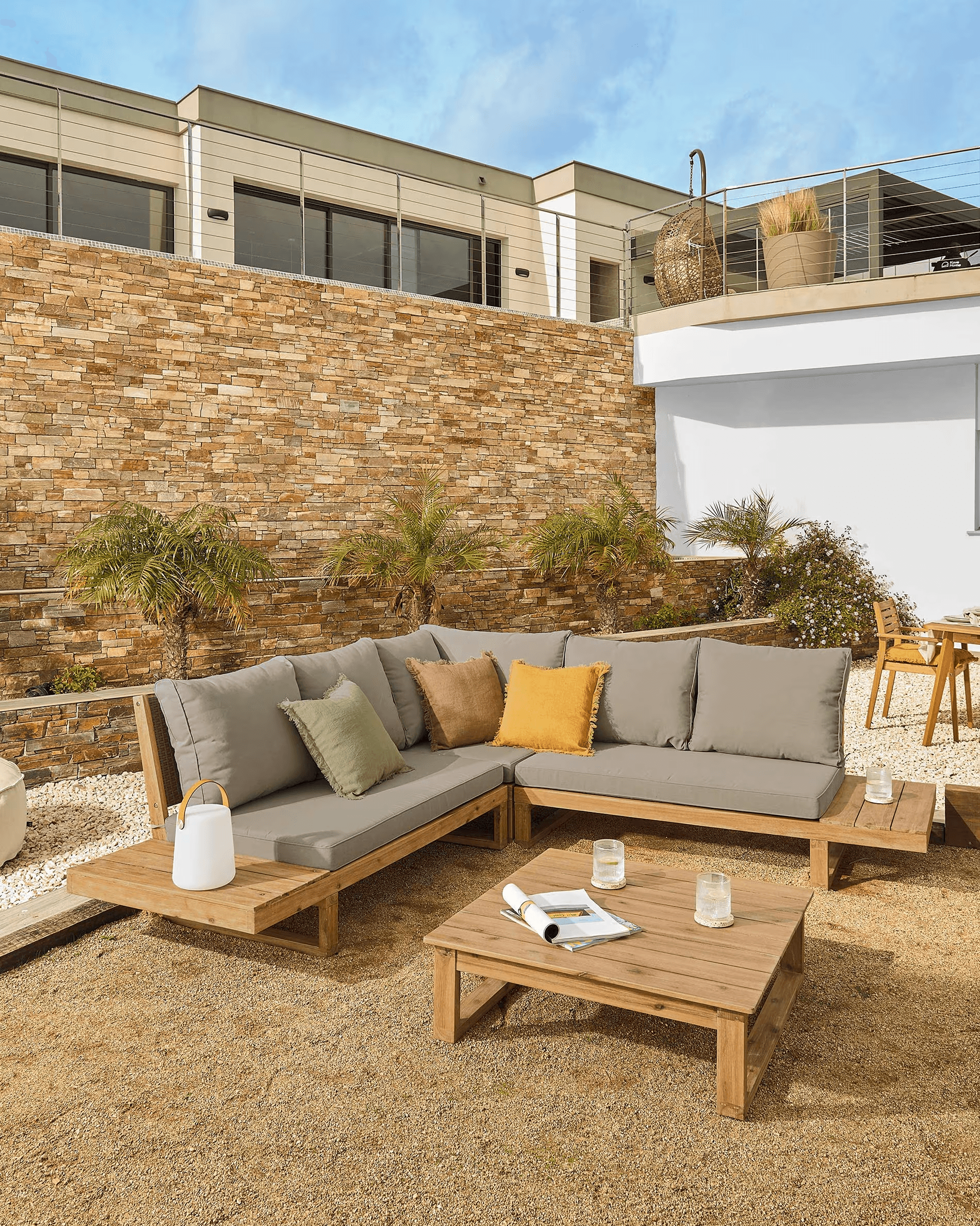 Zestaw zewnętrzny narożnik i stolik kawowy FLAVIINA lite drewno akacjowe La Forma Eye on Design