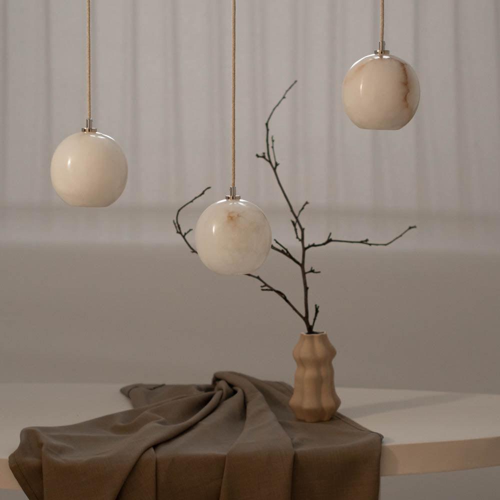 Żyrandol alabastrowy SELENE mosiężny Embassy Interiors Eye on Design