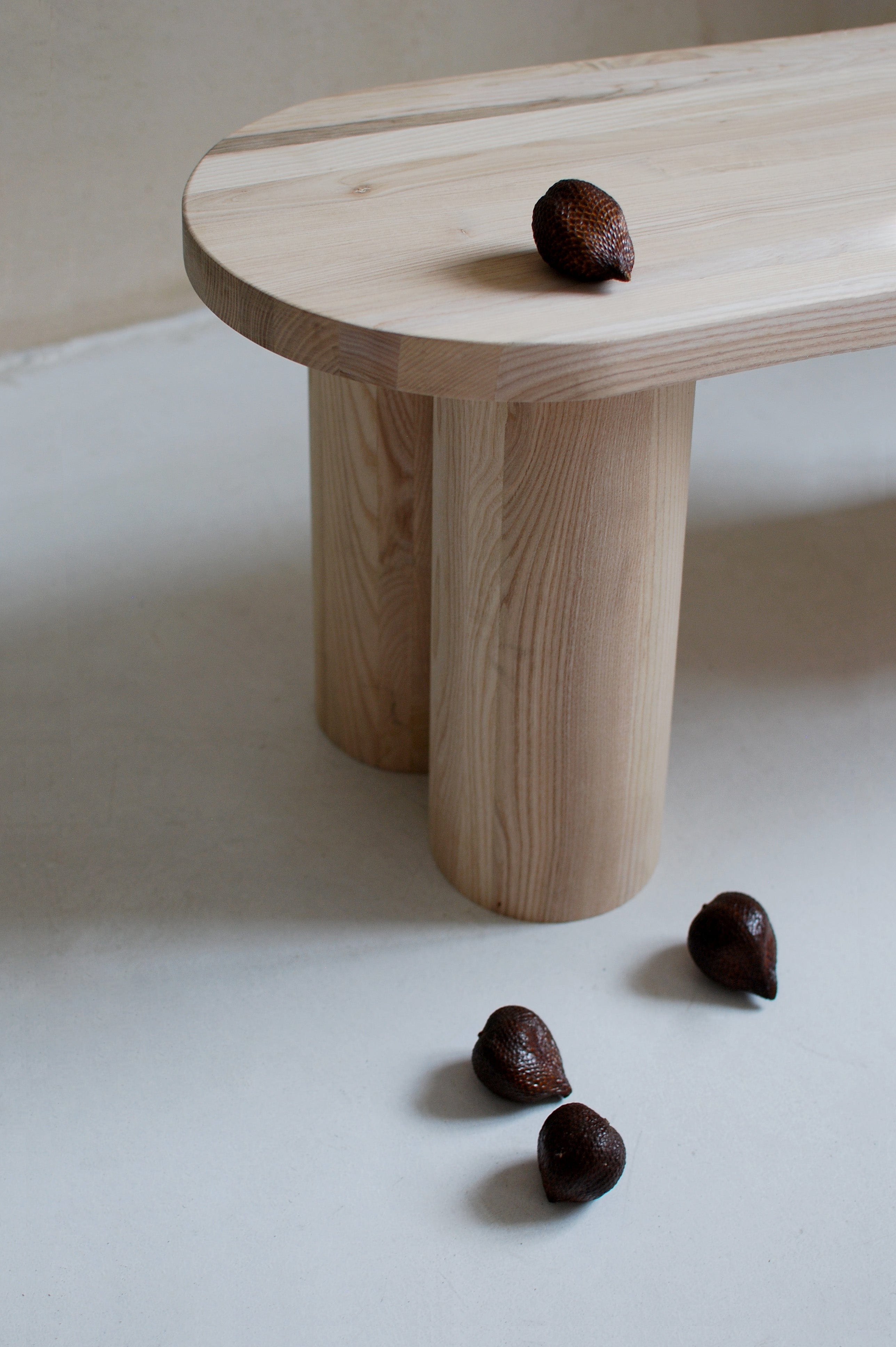 Stolik kawowy LESS jesion Salak Eye on Design